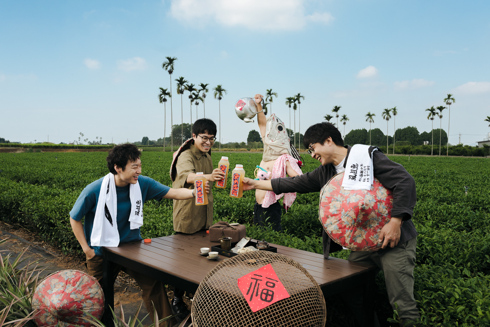 拍謝少年到茶二指茶園拍攝，體驗一日茶農。（TEA TOP 提供）