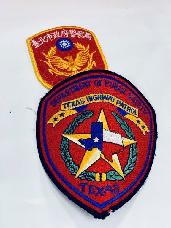 ERIN帶著父親的美國德州公路巡警臂章來跟北市警方交換。(警方提供)