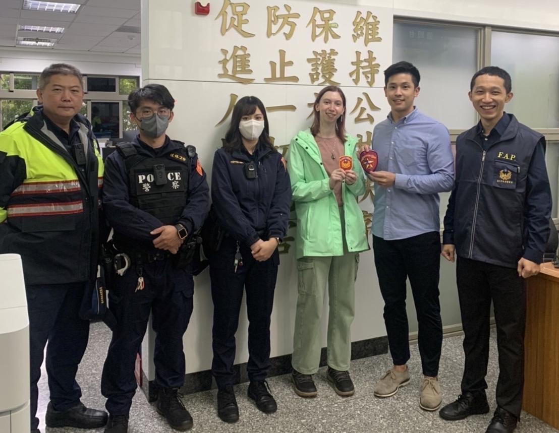ERIN順利完成父親交付的任務,與台灣警察交換臂章,開心合影。(警方提供)