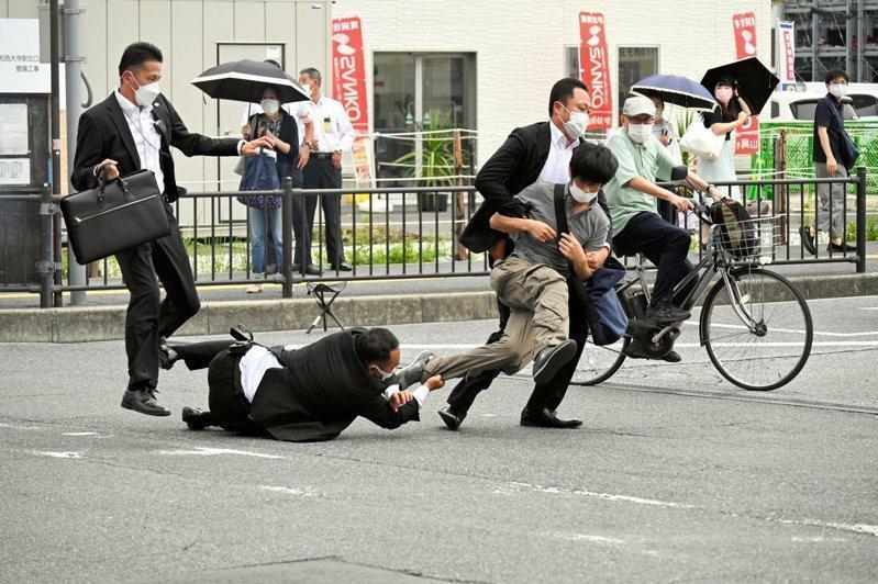 槍擊日本前首相安倍晉三槍手山上徹也身世曝光後引來不少同情。（翻攝自推特）