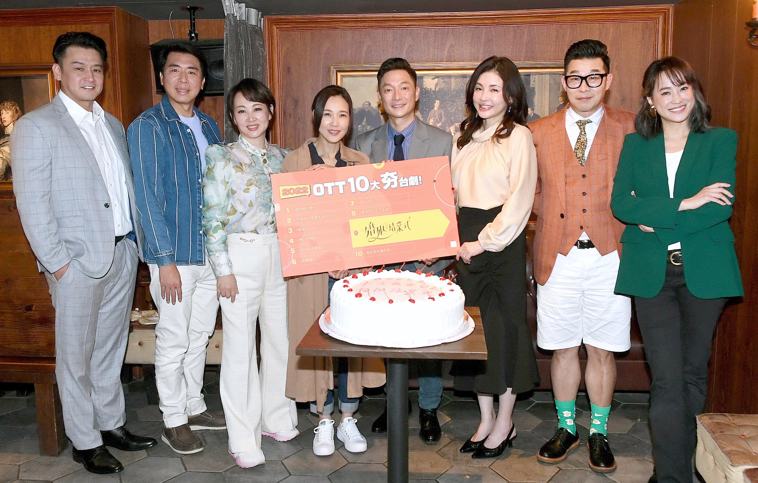 由張天霖（左起）、梁赫群、郁方、張本渝、謝祖武、何如芸、馬力歐和王以路等人主演的戲劇《婚姻結業式2》，今（9）日開放媒體探班。（華視提供）