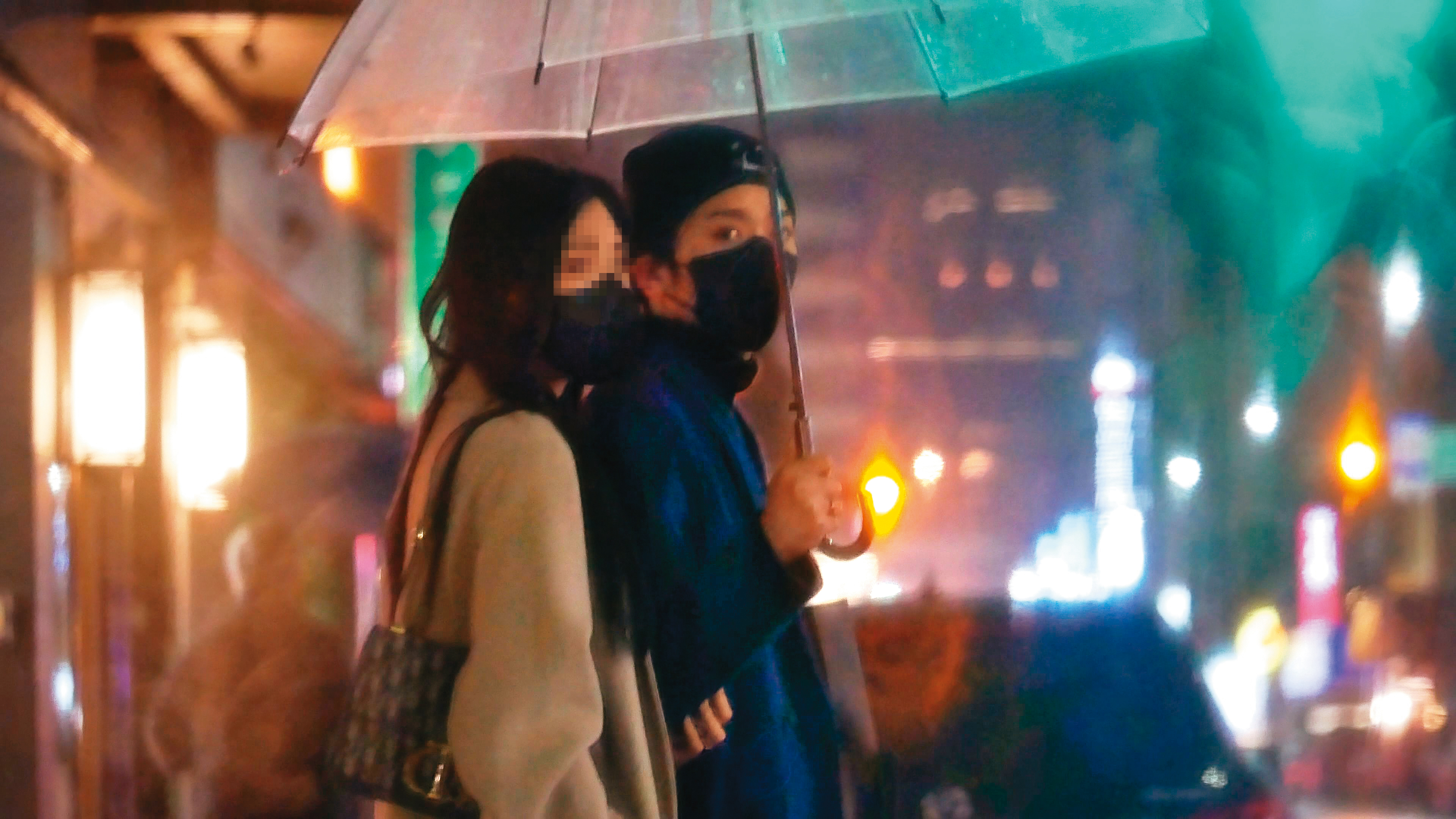 1/2 18：07 畢書盡（右）與老婆（左），共撐一把小傘赴朋友聚會。