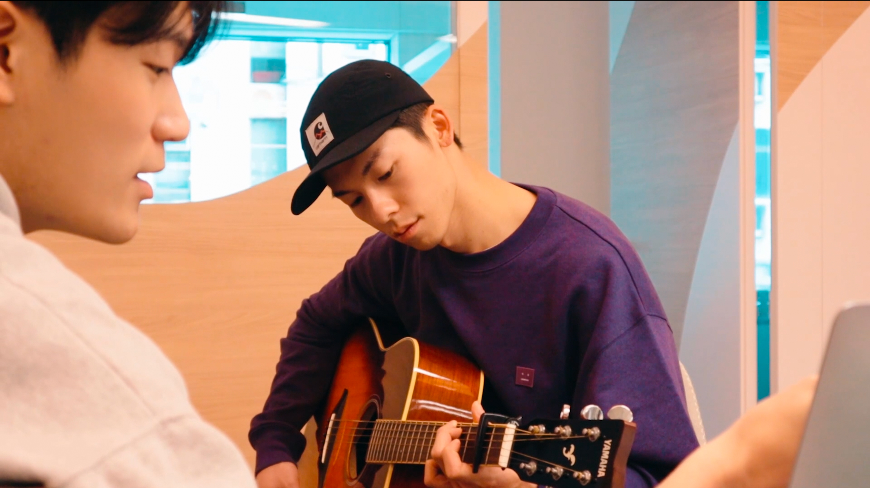 許光漢為了短短幾秒的自彈自唱畫面卯起來學彈吉他。（車庫娛樂、三鳳製作提供）