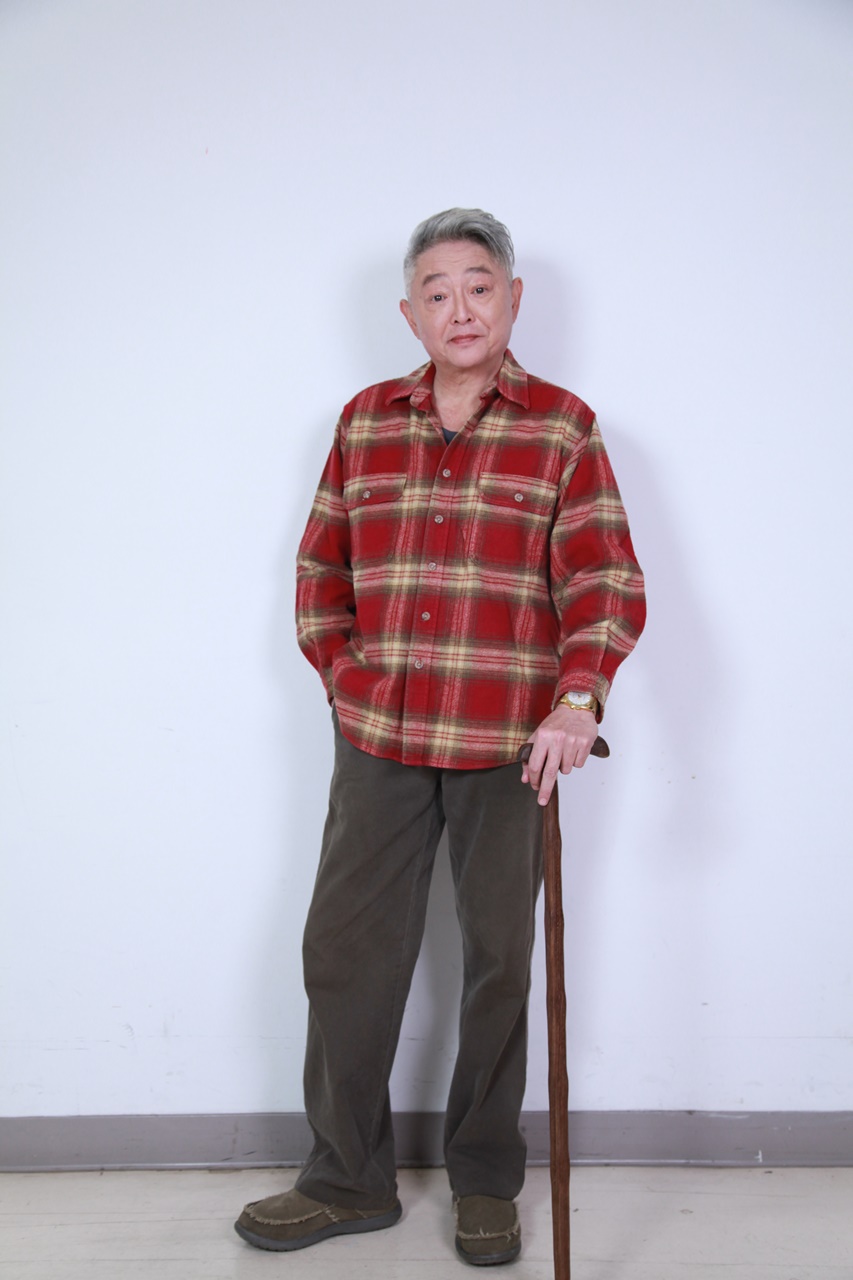 李國超22年後加入《市井豪門》演出徐天福,因為腳有舊傷,感謝劇組安排撐拐杖出場。(民視提供)