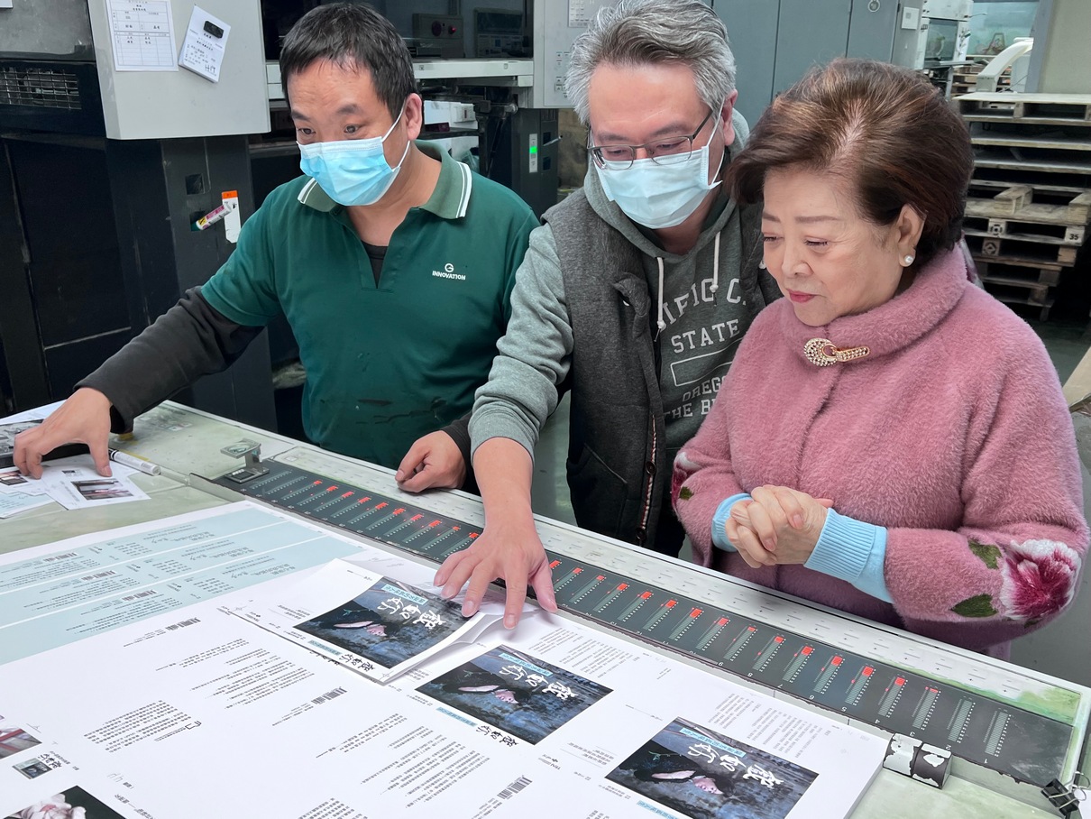 陳淑芳將出書，日前親赴印刷廠觀看專書印製過程。（國家影視聽中心提供）