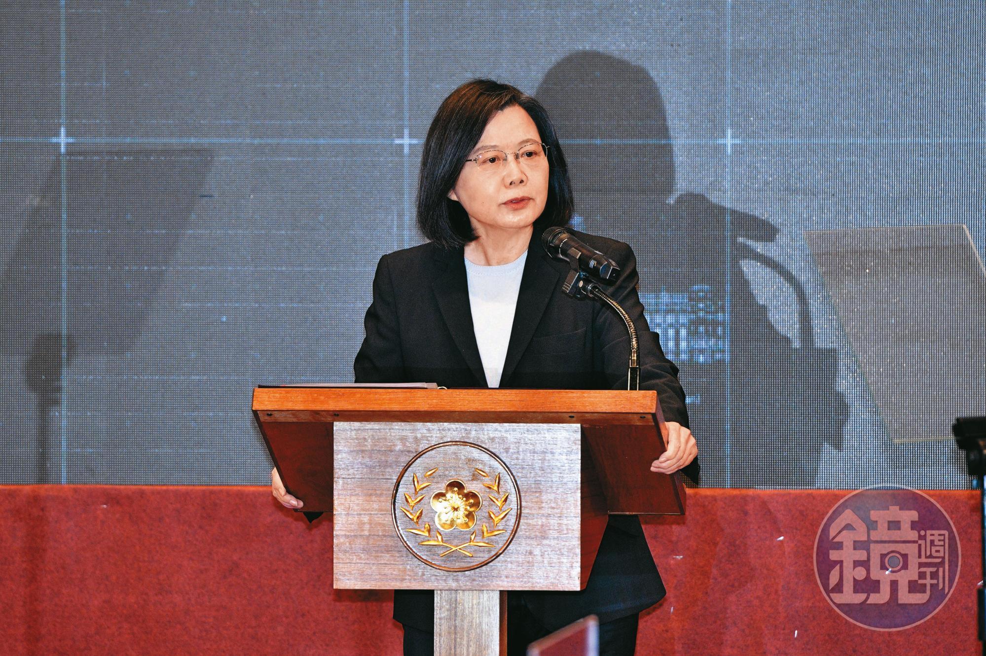 關於「還稅於民」,蔡總統再一次把一項政策搞到兩面不是人,總統的意志若再被推翻個幾次,不跛腳也難了。