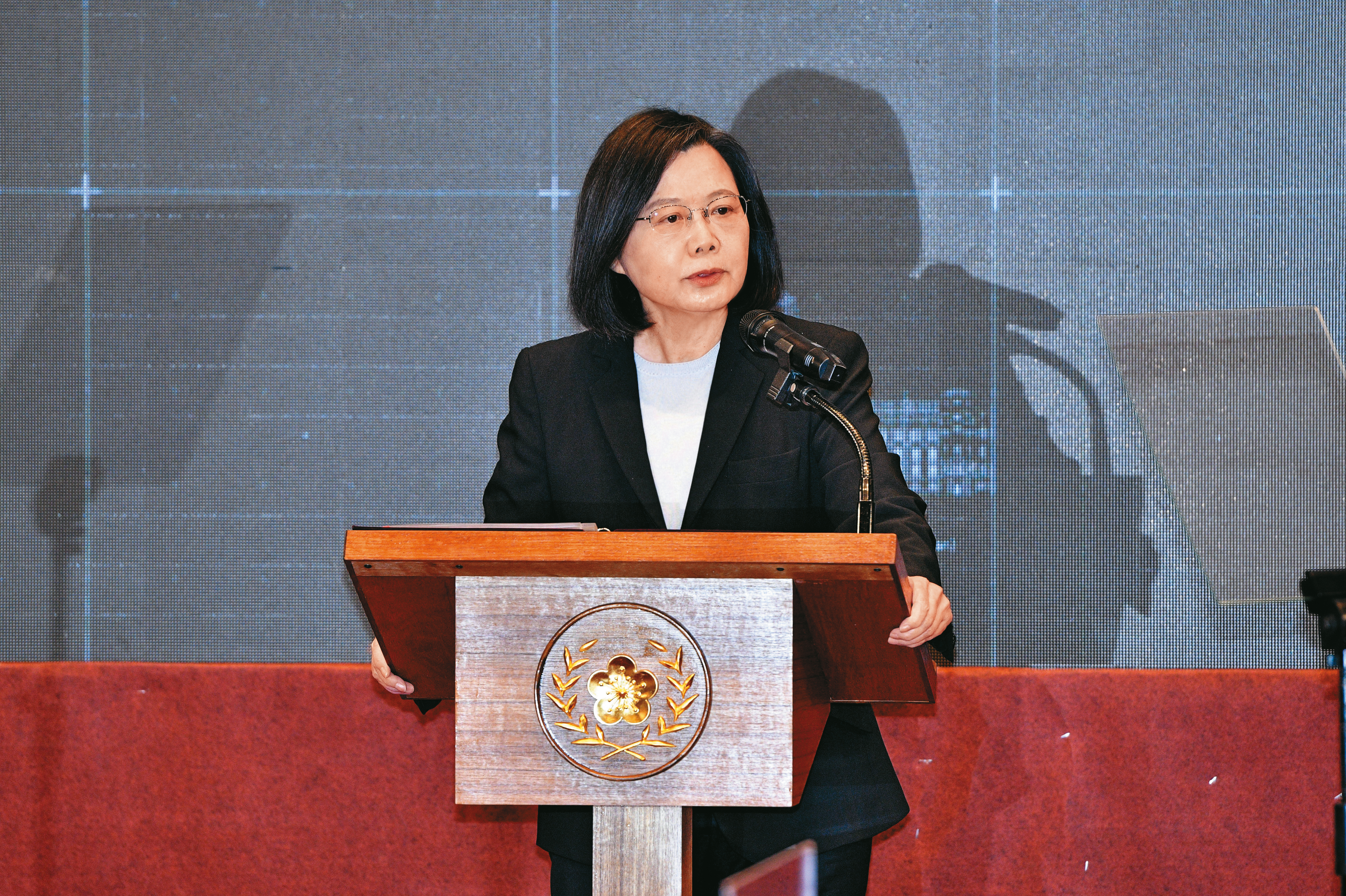 關於「還稅於民」，蔡總統再一次把一項政策搞到兩面不是人，總統的意志若再被推翻個幾次，不跛腳也難了。