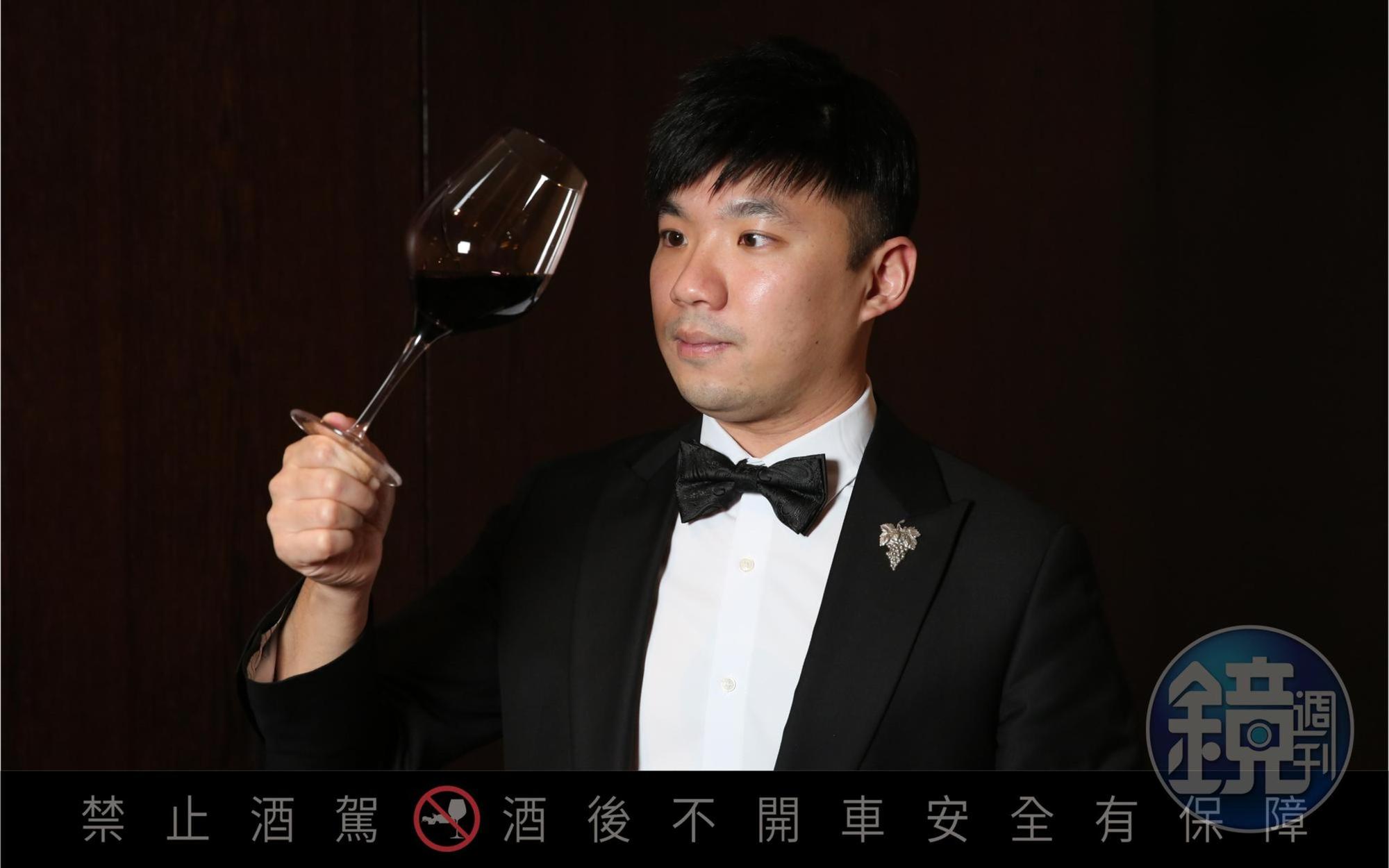 勇奪2022年台灣最佳侍酒師黃嘉偉,說酒貼近日常體驗,現於「Park90, Taipei」服務。