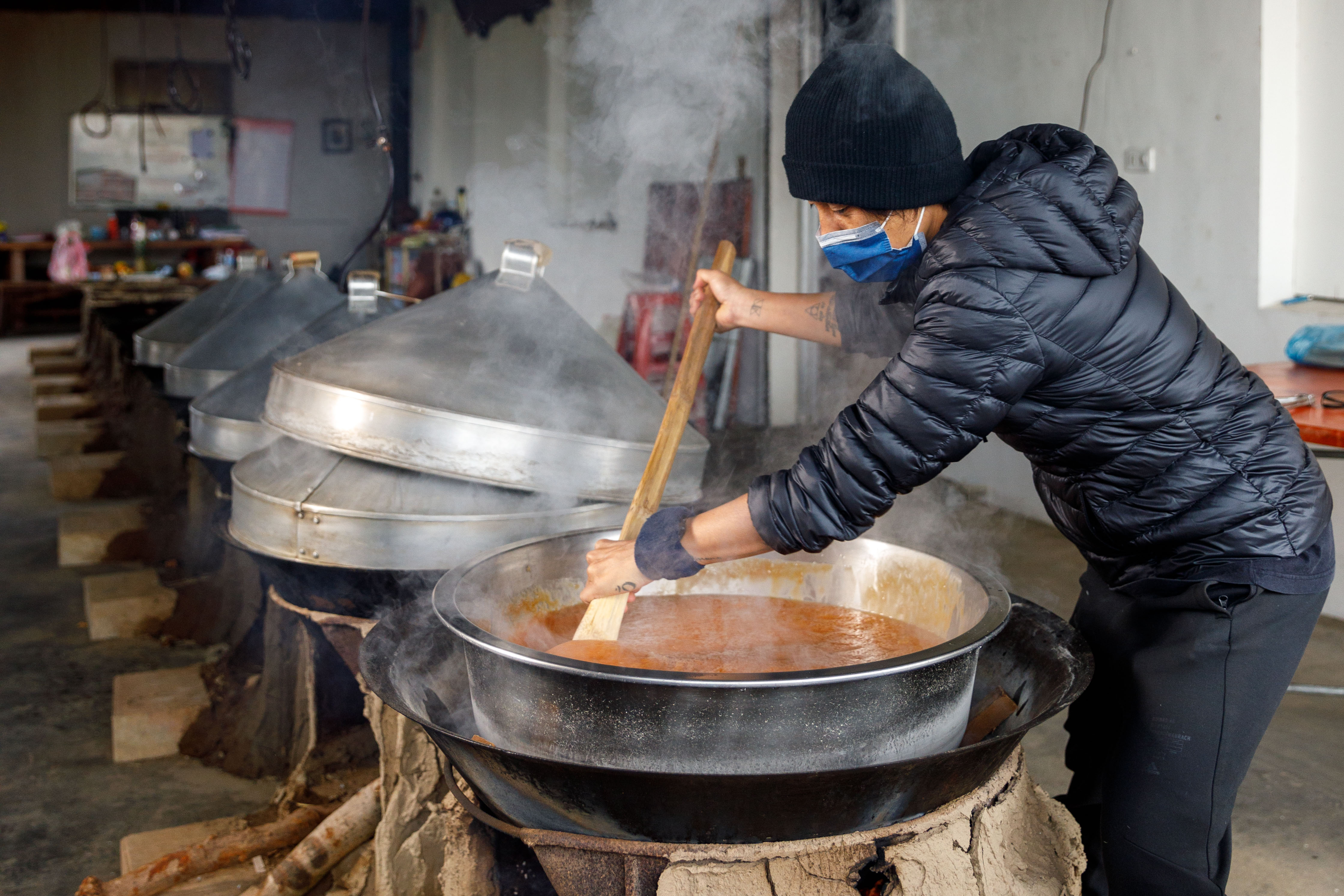 年糕起鍋前，要經過數次攪拌，不僅費力也需要極大耐心。