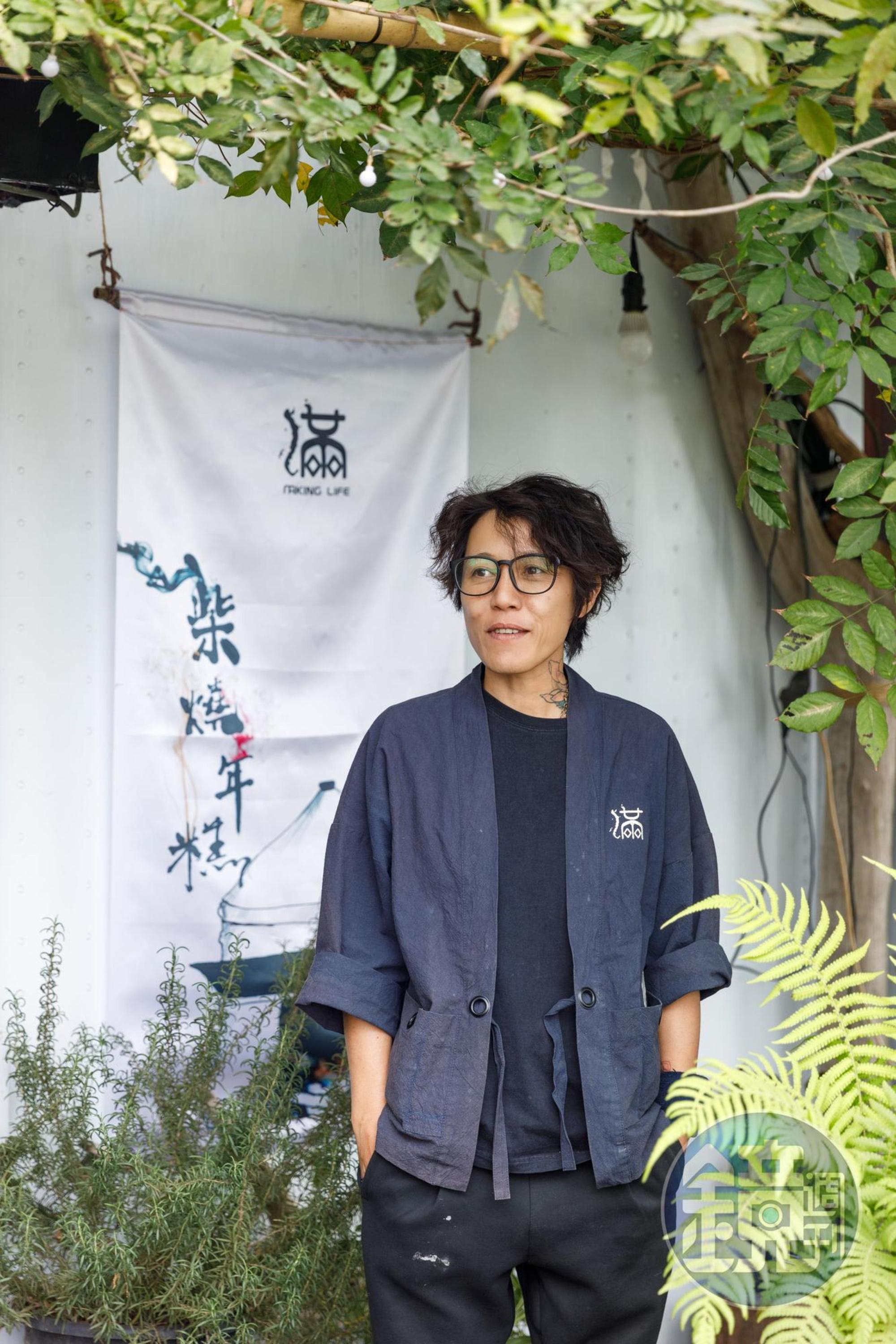 「滿金商行」老闆邱嘉毓回到故鄉高雄美濃,親力親為製作柴燒年糕已逾10多年。