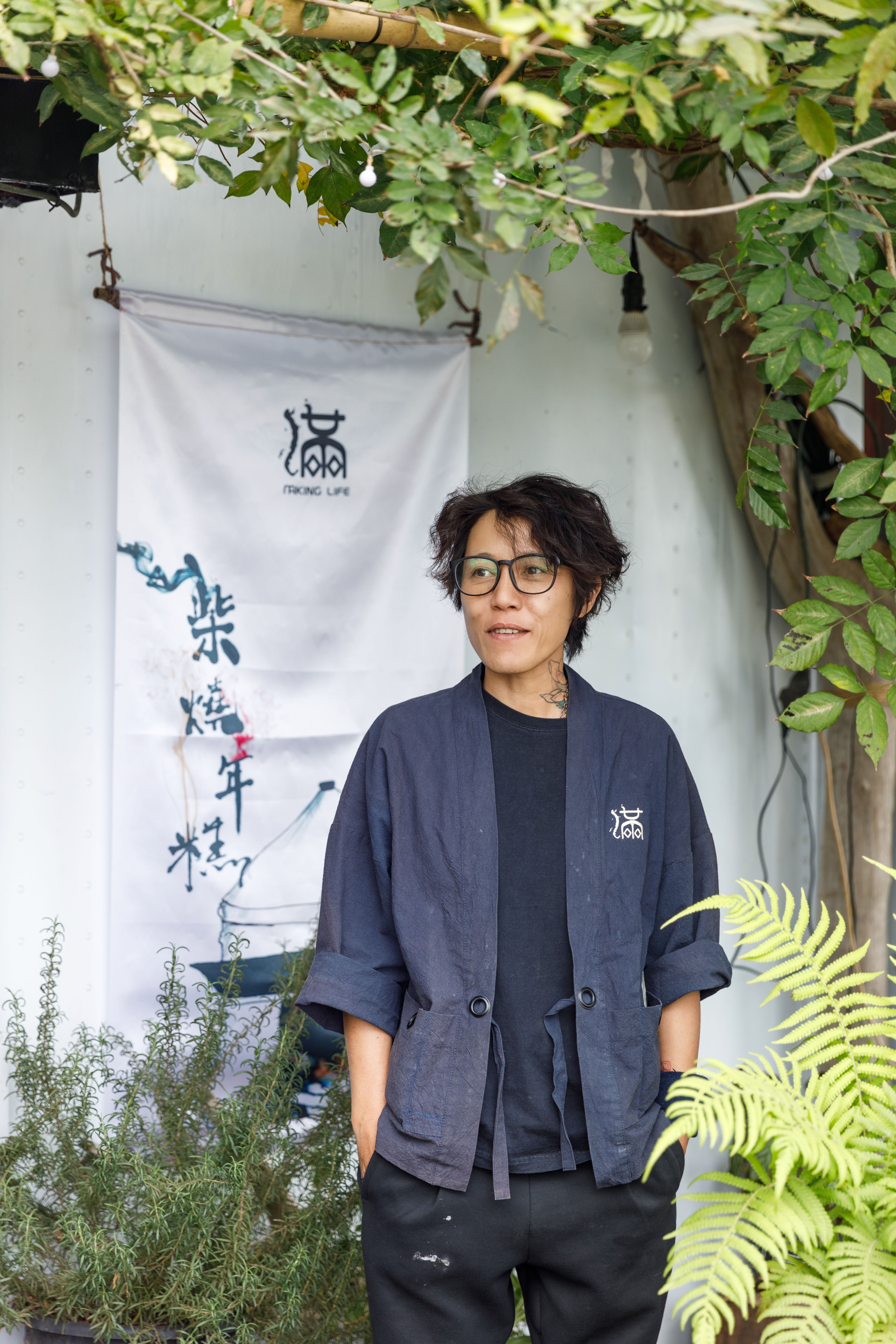 「滿金商行」老闆邱嘉毓回到故鄉高雄美濃，親力親為製作柴燒年糕已逾10多年。