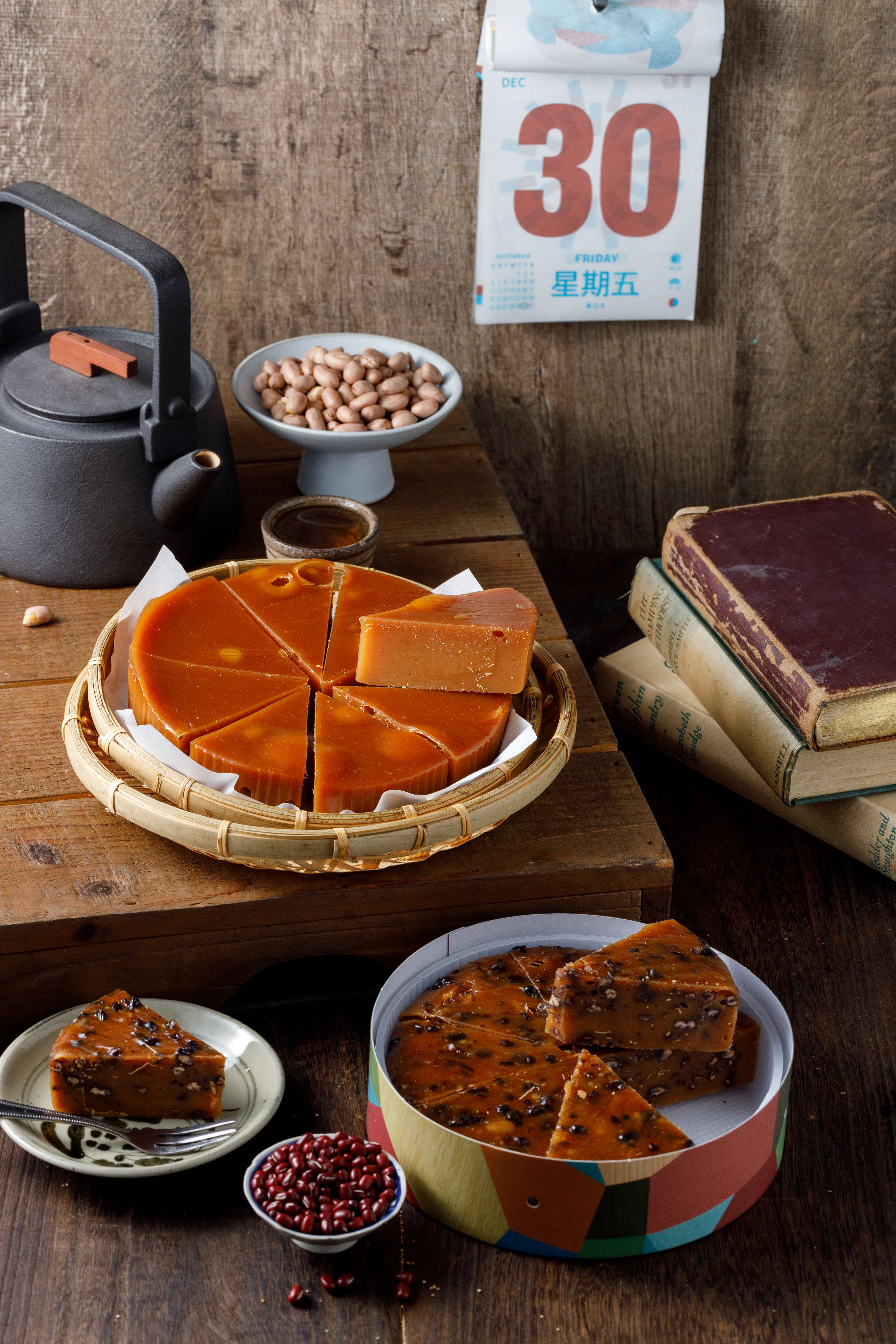 「紅豆年糕」（前，400元／盒）Q彈不膩，紅豆鬆綿；老闆邱嘉毓推薦用潤餅皮包著花生粉一起去炸「原味年糕」（後，320元／盒），格外美味。