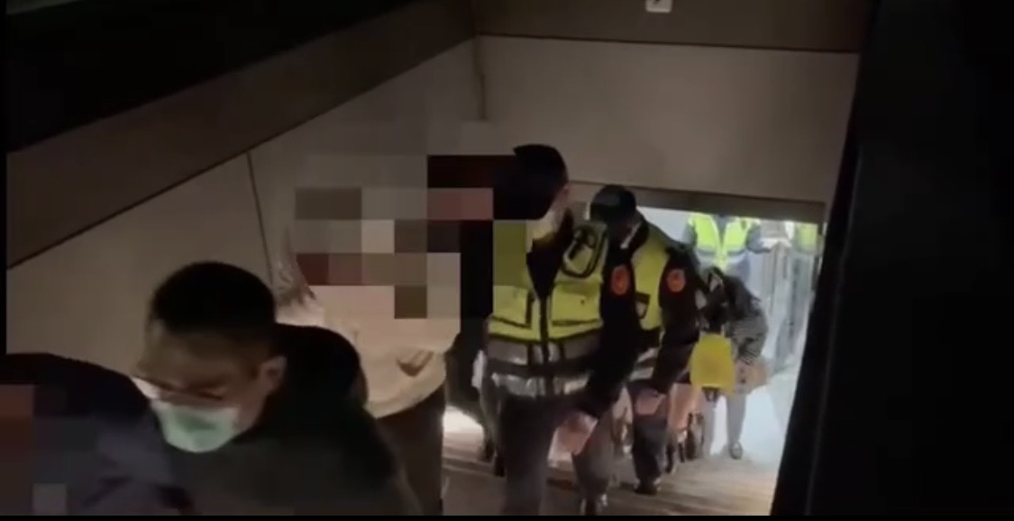 警方在信義區查獲百家樂賭場。(翻攝畫面)