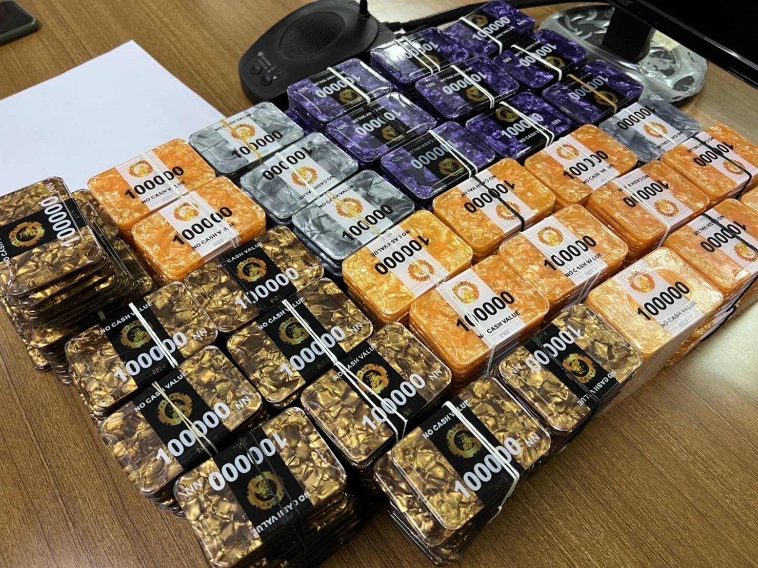 警方查扣大批籌碼。(翻攝畫面)