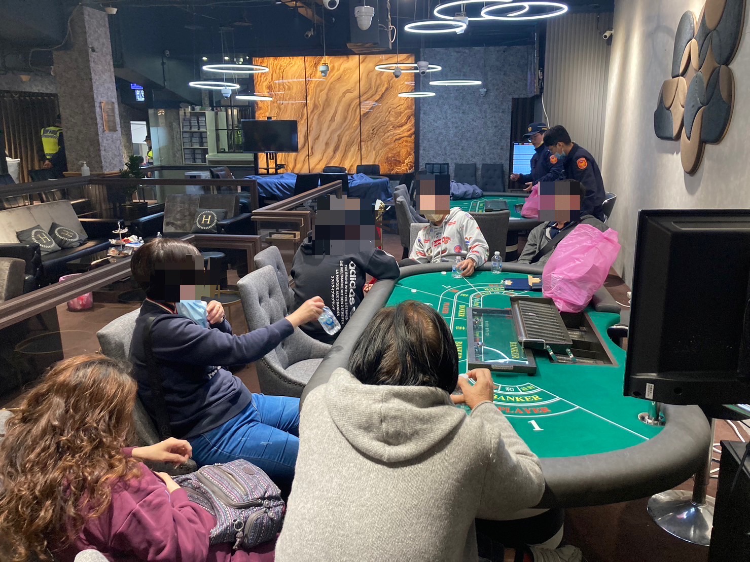 警方查獲百家樂賭場。（翻攝畫面）