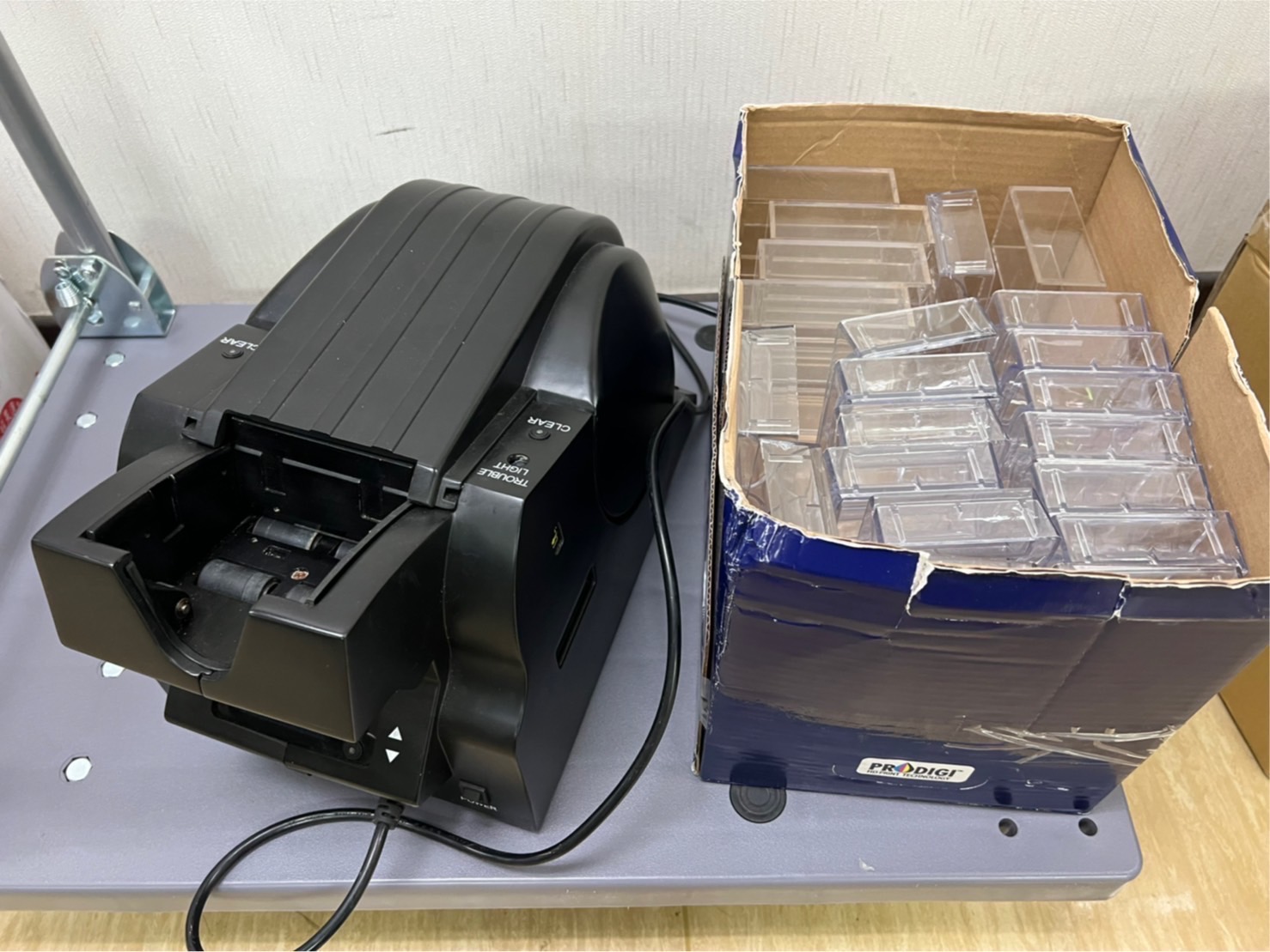 警方查獲百家樂賭場證據。(翻攝畫面)