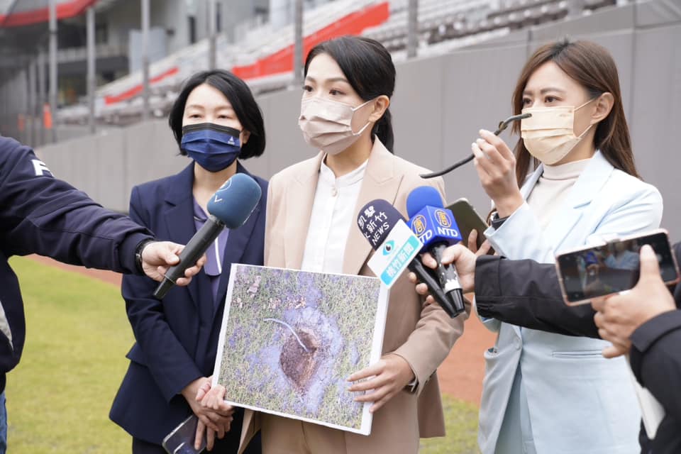 高虹安8日受訪稱,市府已付出新台幣11.7億元款項,付款比例已高達97%,質疑「前市府團隊到底為何讓廠商輕易過關?」。(翻攝自高虹安臉書)