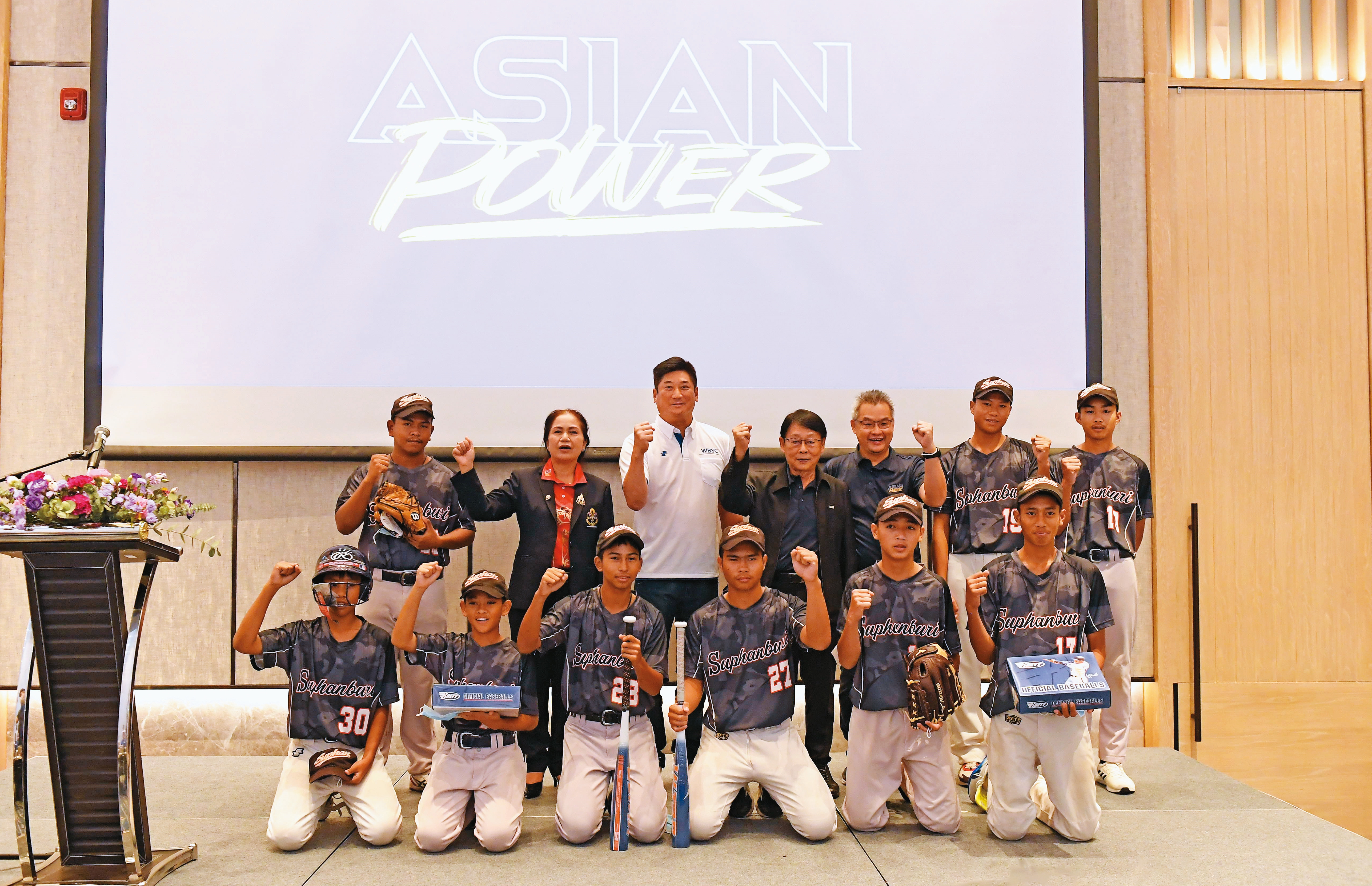 辜仲諒去年底赴泰國召開亞洲棒總執委會，第一步將協助東南亞國家設職棒。（亞洲棒球總會提供）