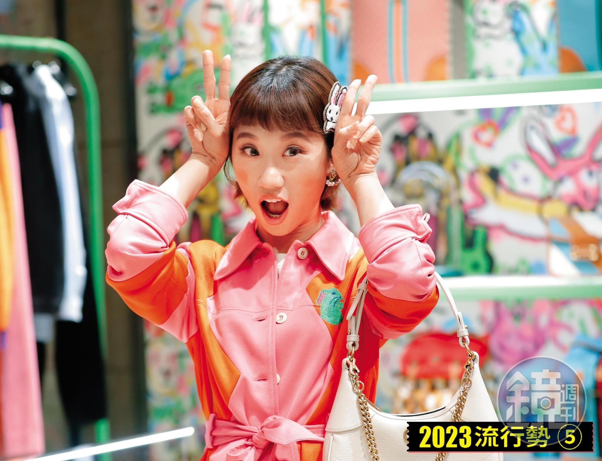 Lulu雙手在頭頂比Ya,俏皮學起兔子,笑說從7歲到70歲都可攻占。Lulu妳想多了!(拍肩)