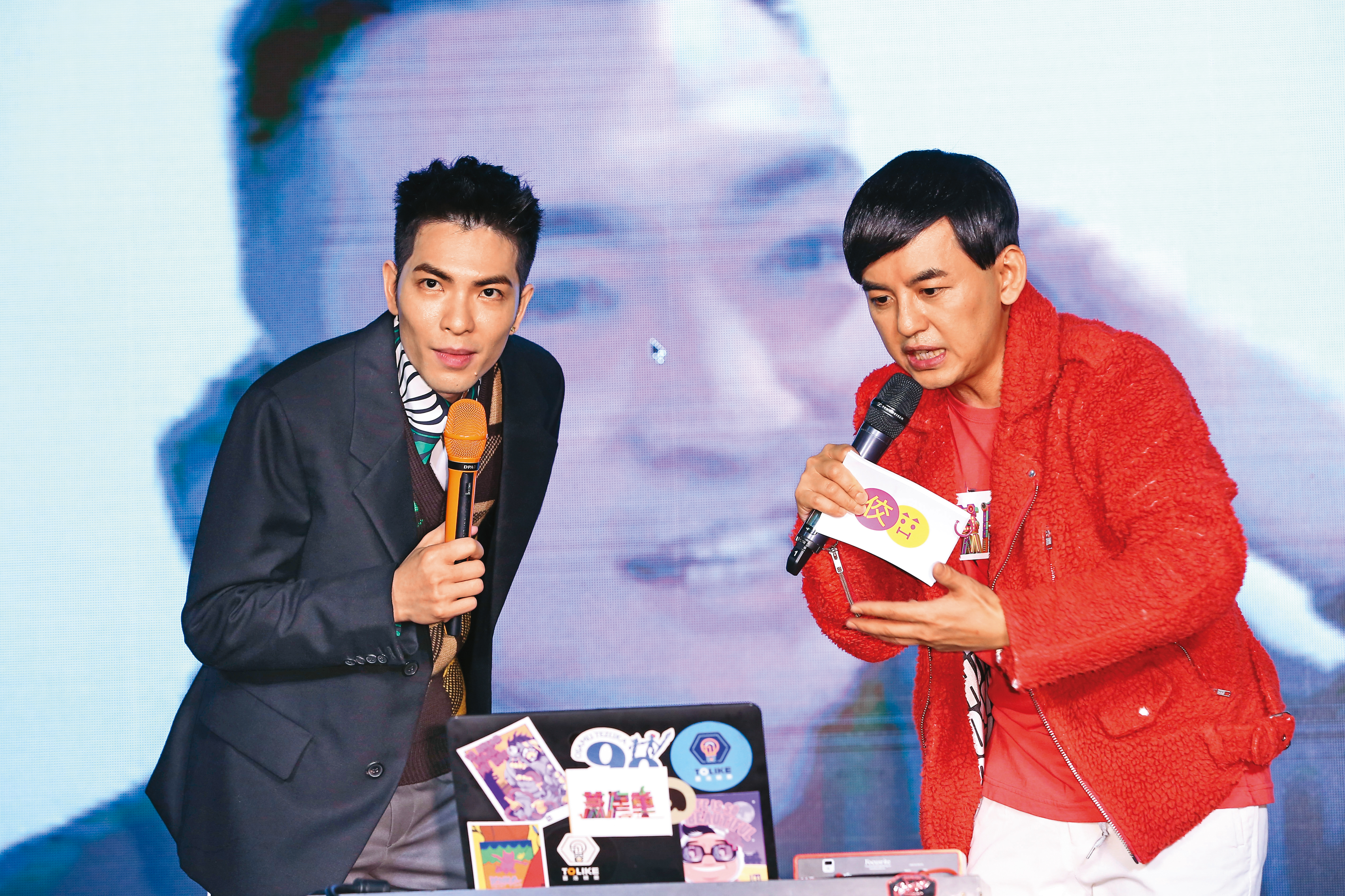 蕭敬騰斜槓成為YouTuber，在官方頻道推出「蕭房車」企劃，隨機在路上尋找路人進行互動。右為黃子佼。