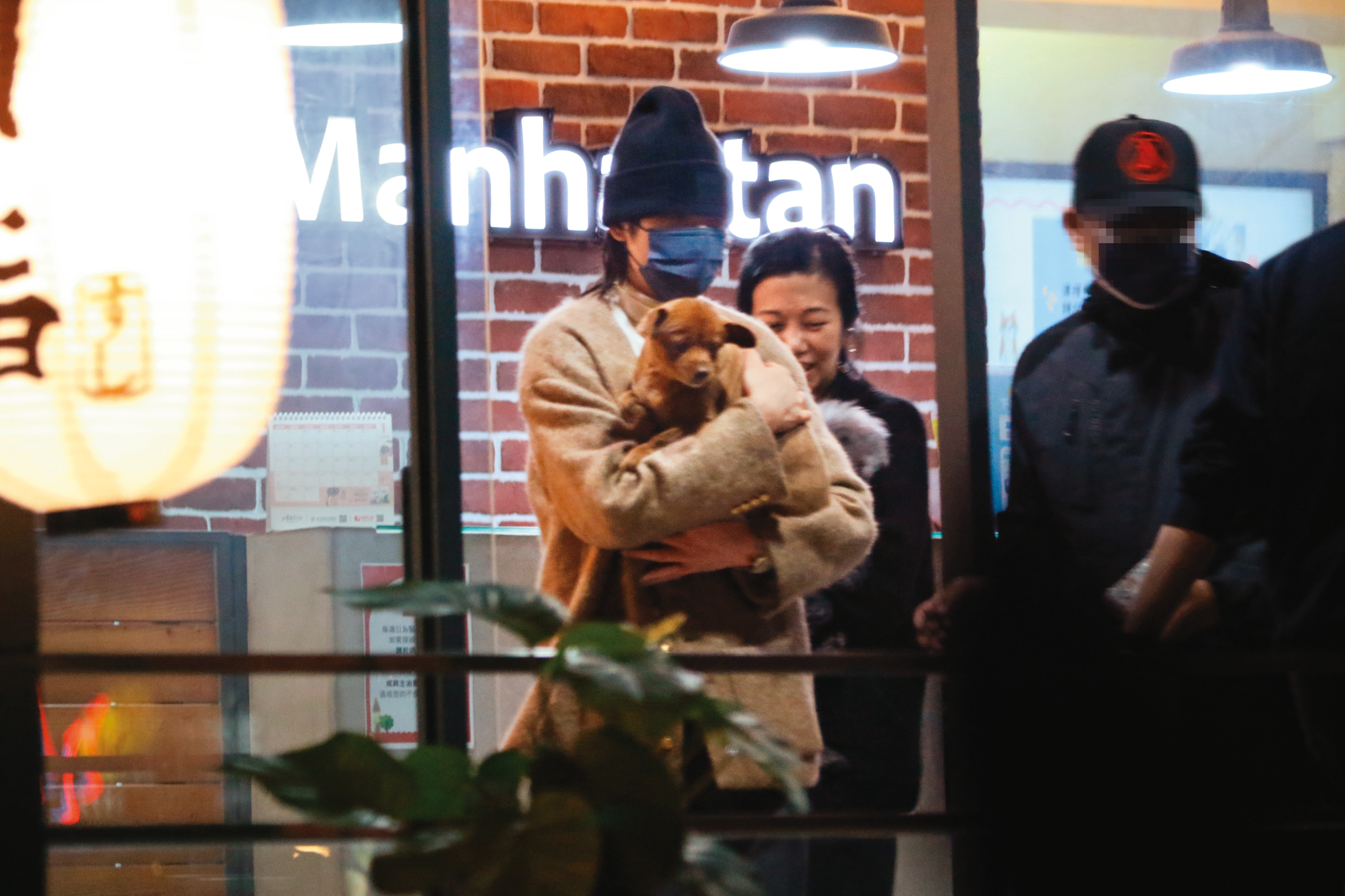 1/1 17：38 在確認狗狗狀況良好後，老蕭（左）與Summer一人抱一狗，開心回家。