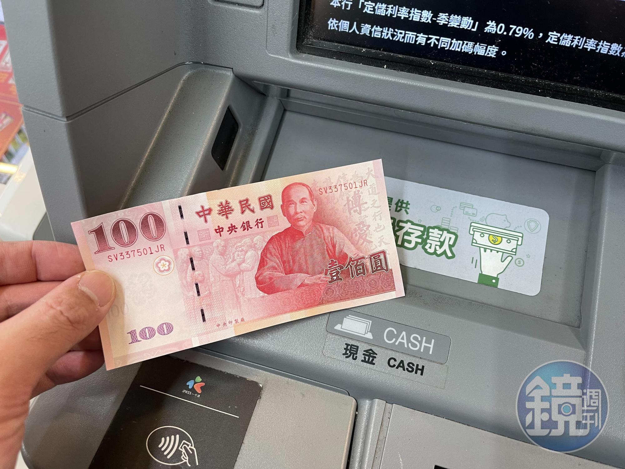 桃園一間超商的ATM,竟因為吃卡被男子打到螢幕破裂。(示意圖,本刊資料照)
