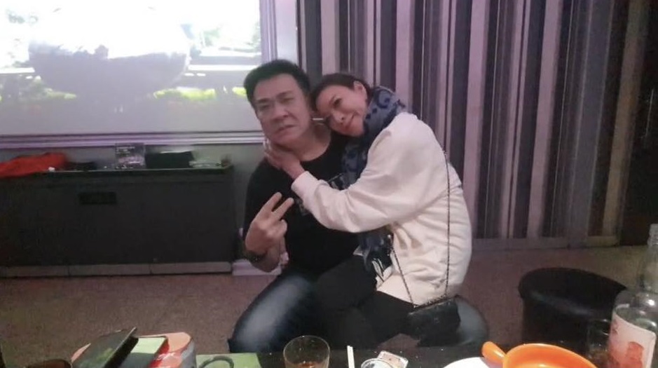 楊繡惠曬出一張「肉纏白雲的」親密照，又引起網友熱議。（翻攝自楊繡惠臉書）