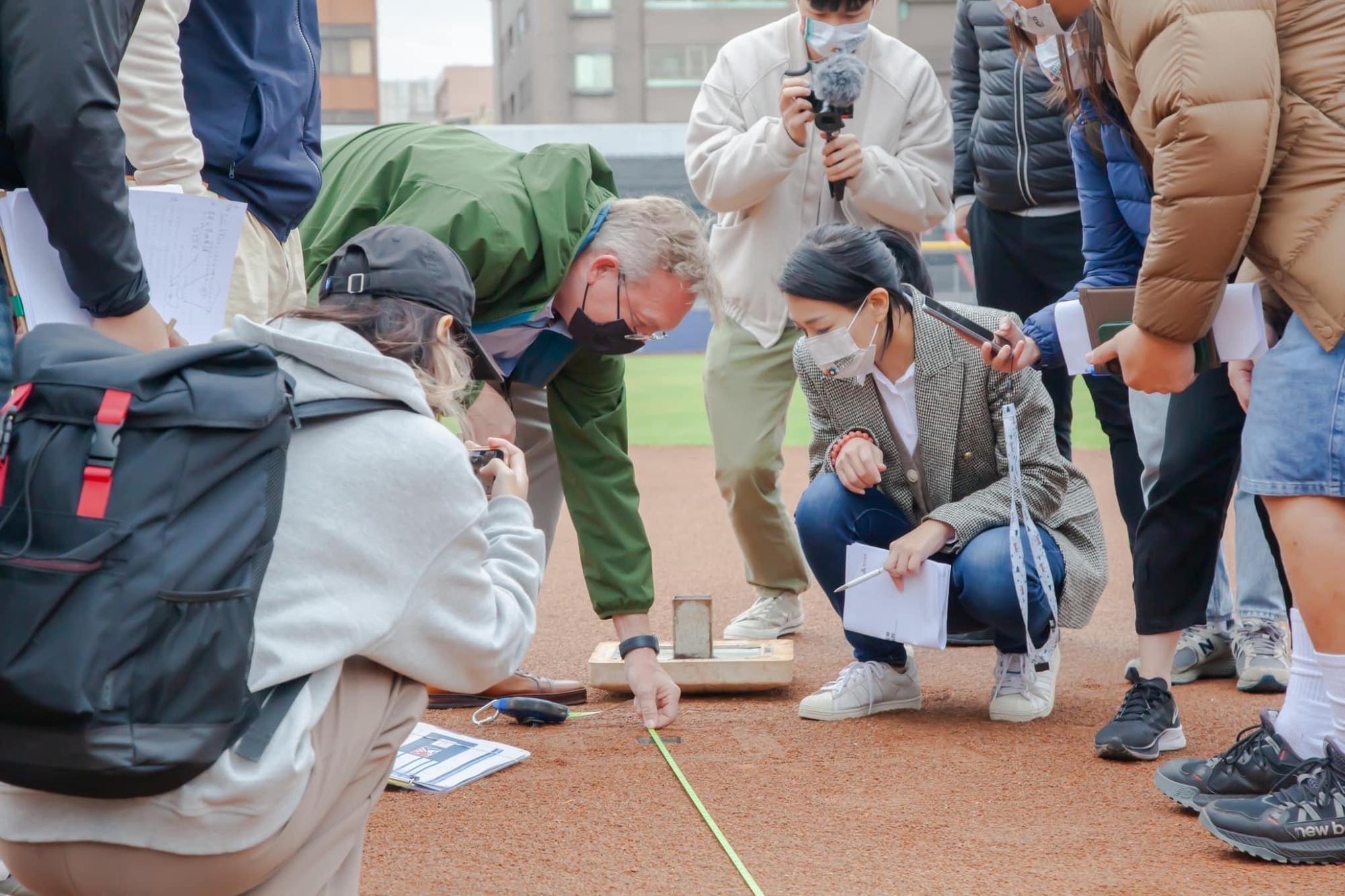 美媒《Ballpark Digest》報導新竹市棒球無法舉辦WBC熱身賽的原因。（翻攝自高虹安臉書）