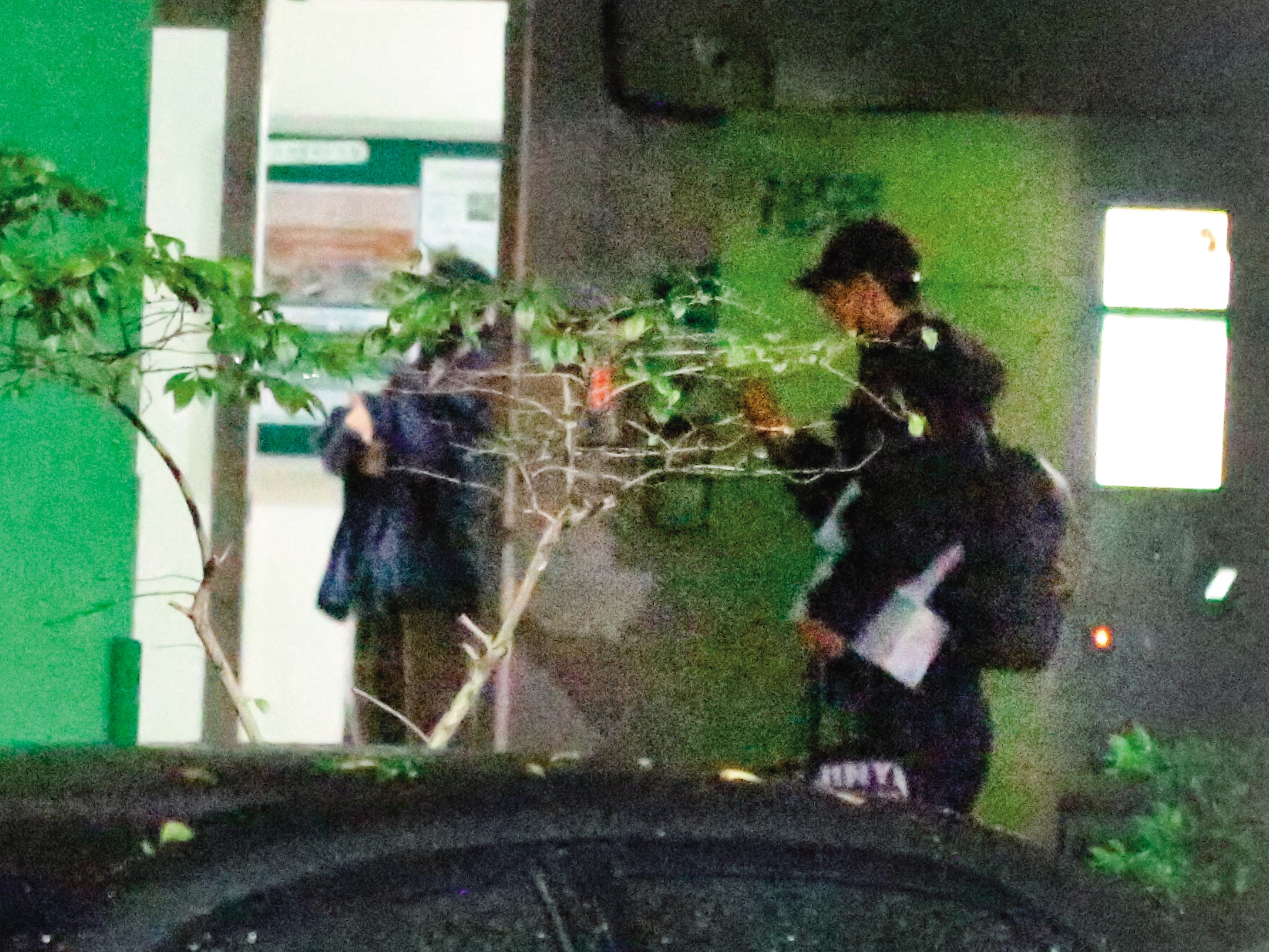 20:31孫沁岳準備載著温貞菱,還有另一名電燈泡男上路,整趟行程看來頗費工。
