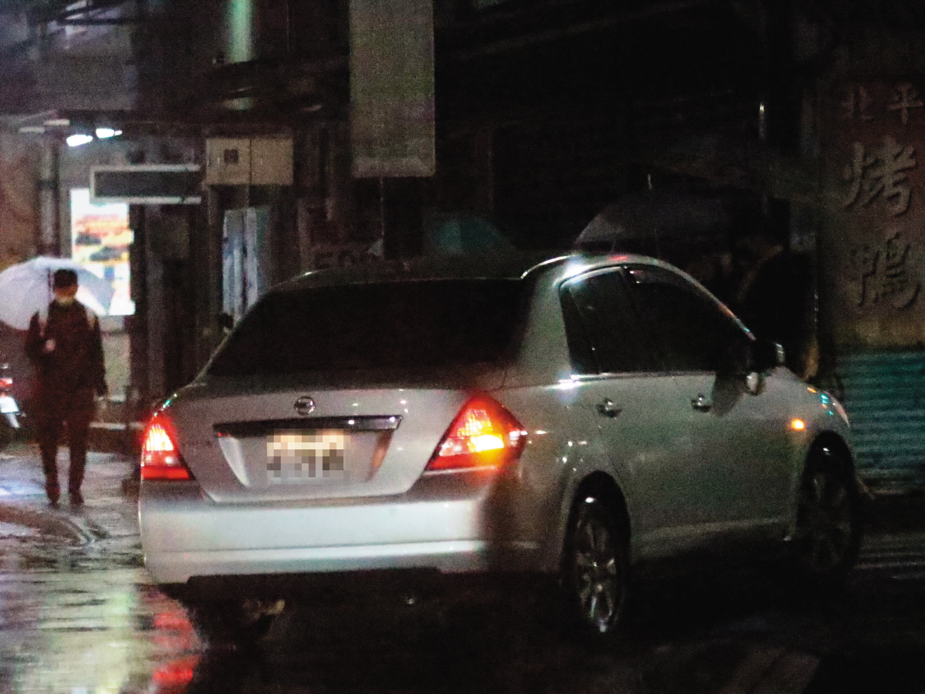 21:16中途孫沁岳放電燈泡男在捷運站下車,並載著温貞菱回到自己新北汐止的家。