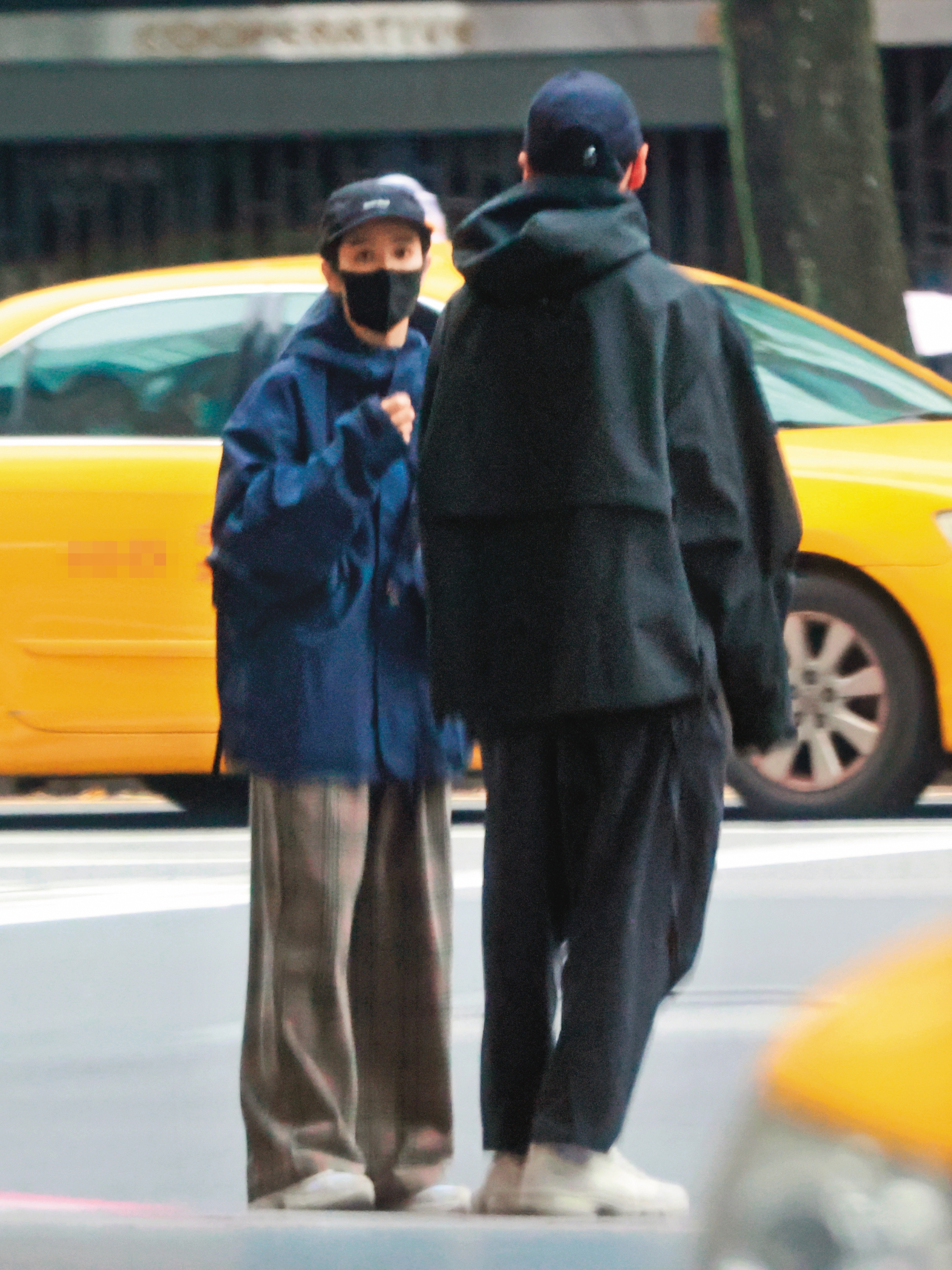 15:33,温貞菱(左)隨著孫沁岳(右)離開家中,兩人集合準備好好逛街一番。
