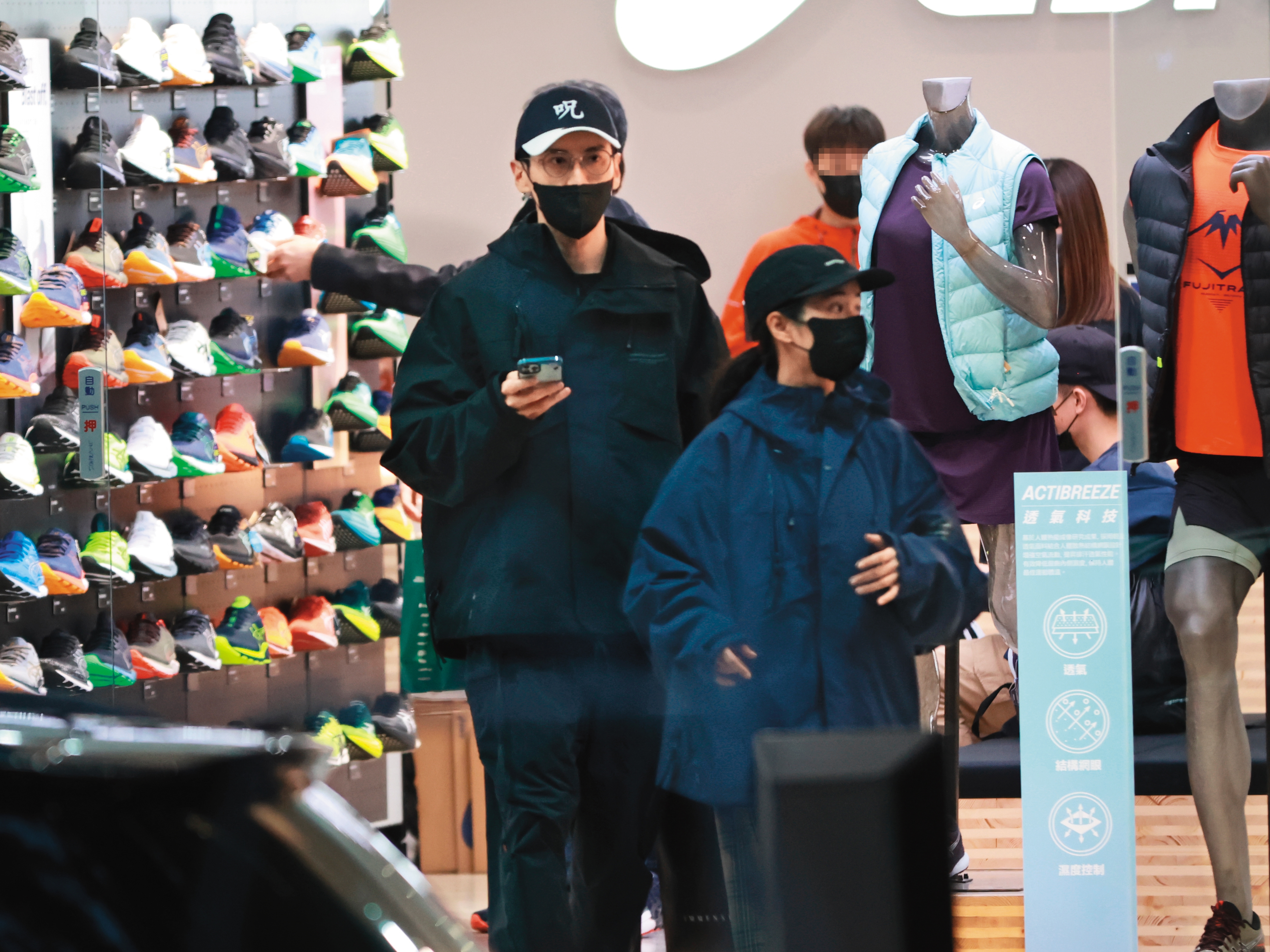 1/2 16：54，當天温貞菱（右）與孫沁岳（左）連逛了好幾小時，體力非常充沛，幾乎整天都膩在一起。