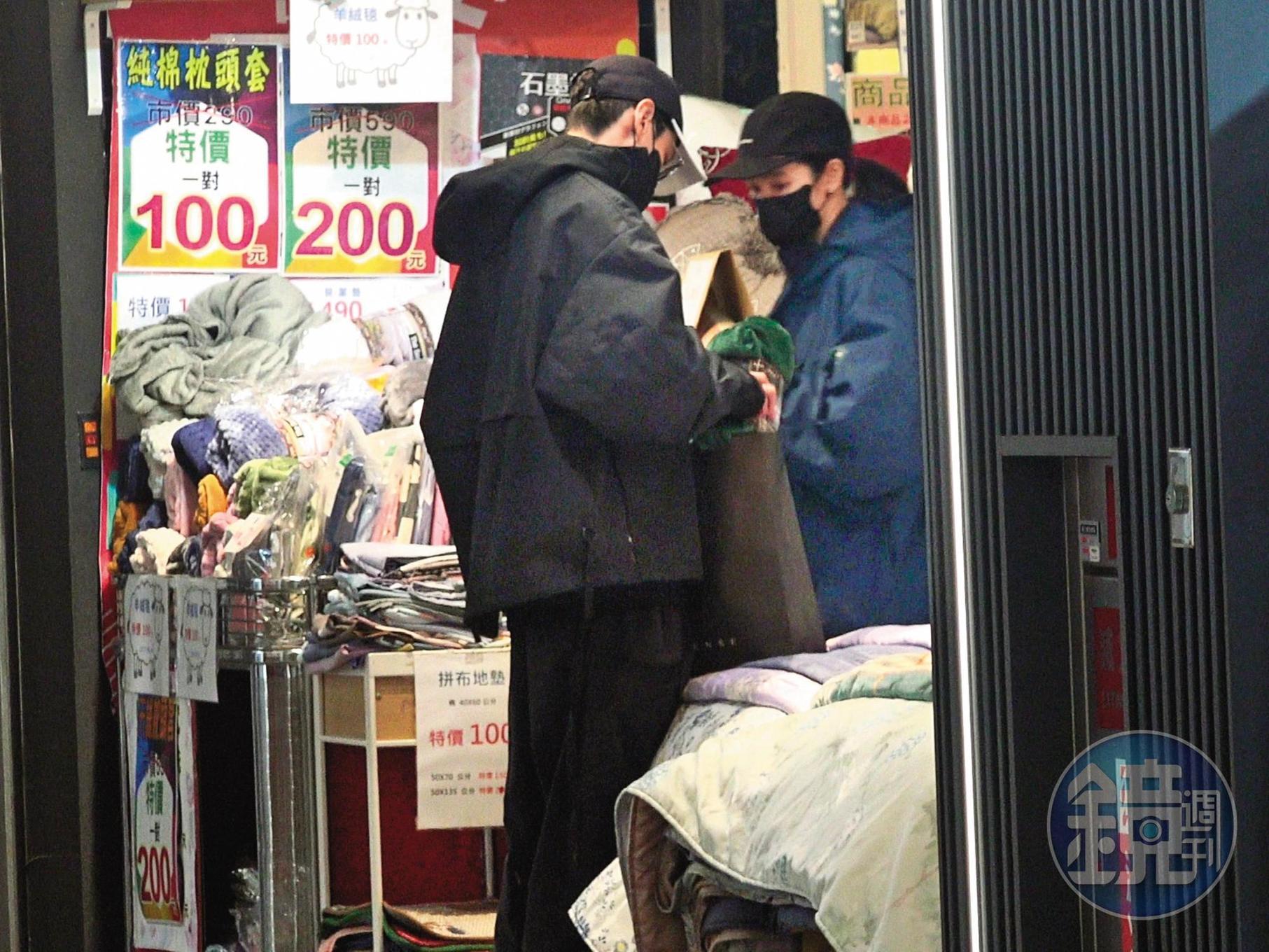 17:02,温貞菱(右)跟孫沁岳(左)在地下街一間寢具店前停下,看上了條像毯子的東西後,女生進店裡結帳。