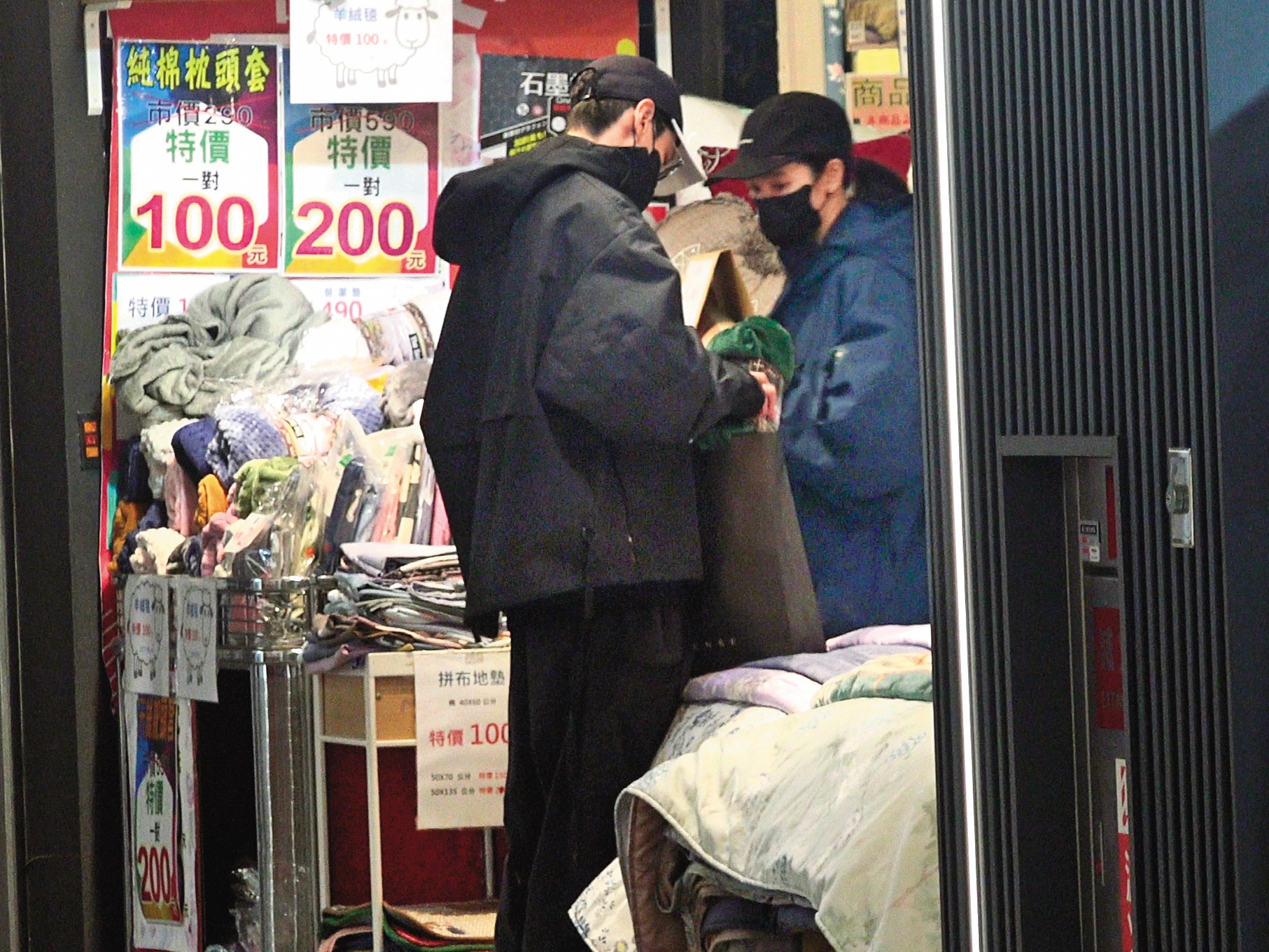17:02温貞菱(右)跟孫沁岳(左)在地下街一間寢具店前停下,看上了條像毯子的東西後,女生進店裡結帳。