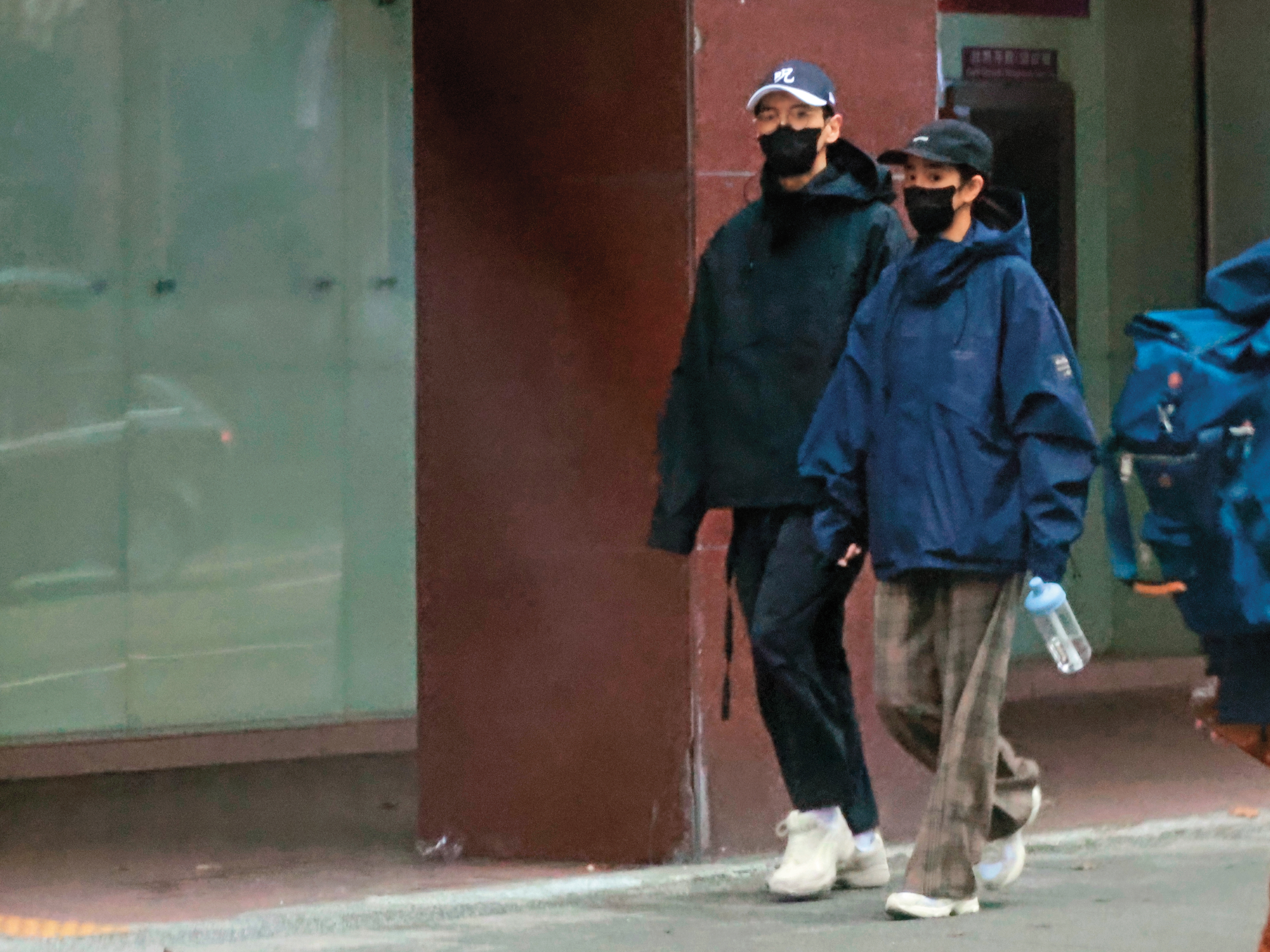 1/2 15：39，孫沁岳（左）與温貞菱（右）穿著一黑一藍的情侶外套走在路上，看來非常登對但也相當低調。