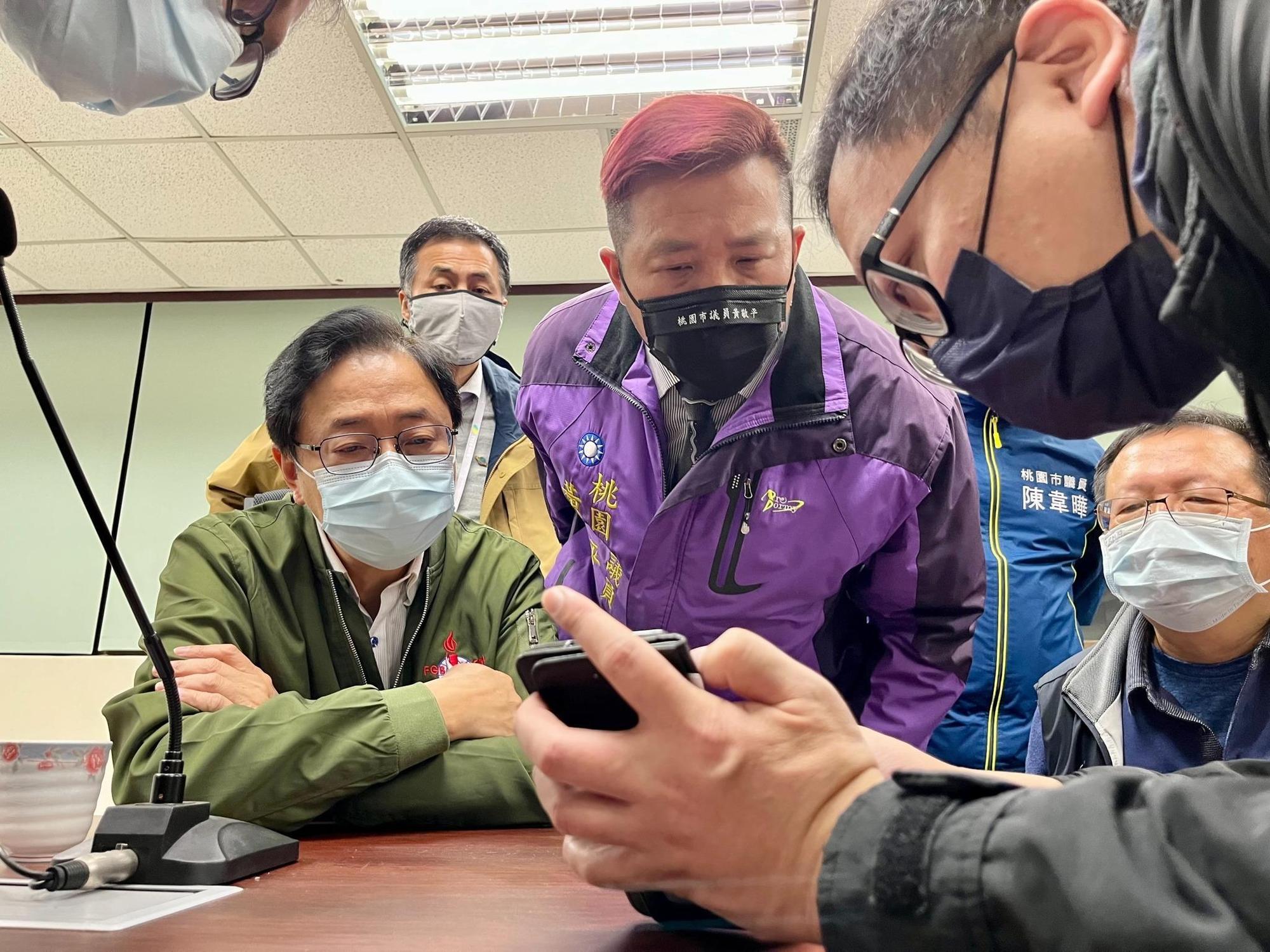 張善政（左）稱停水問題要中央找出原因遭市民痛批卸責，但國民黨市議員黃敬平（中）卻稱讚他是負責任、低調的用心。（翻攝自黃敬平臉書）