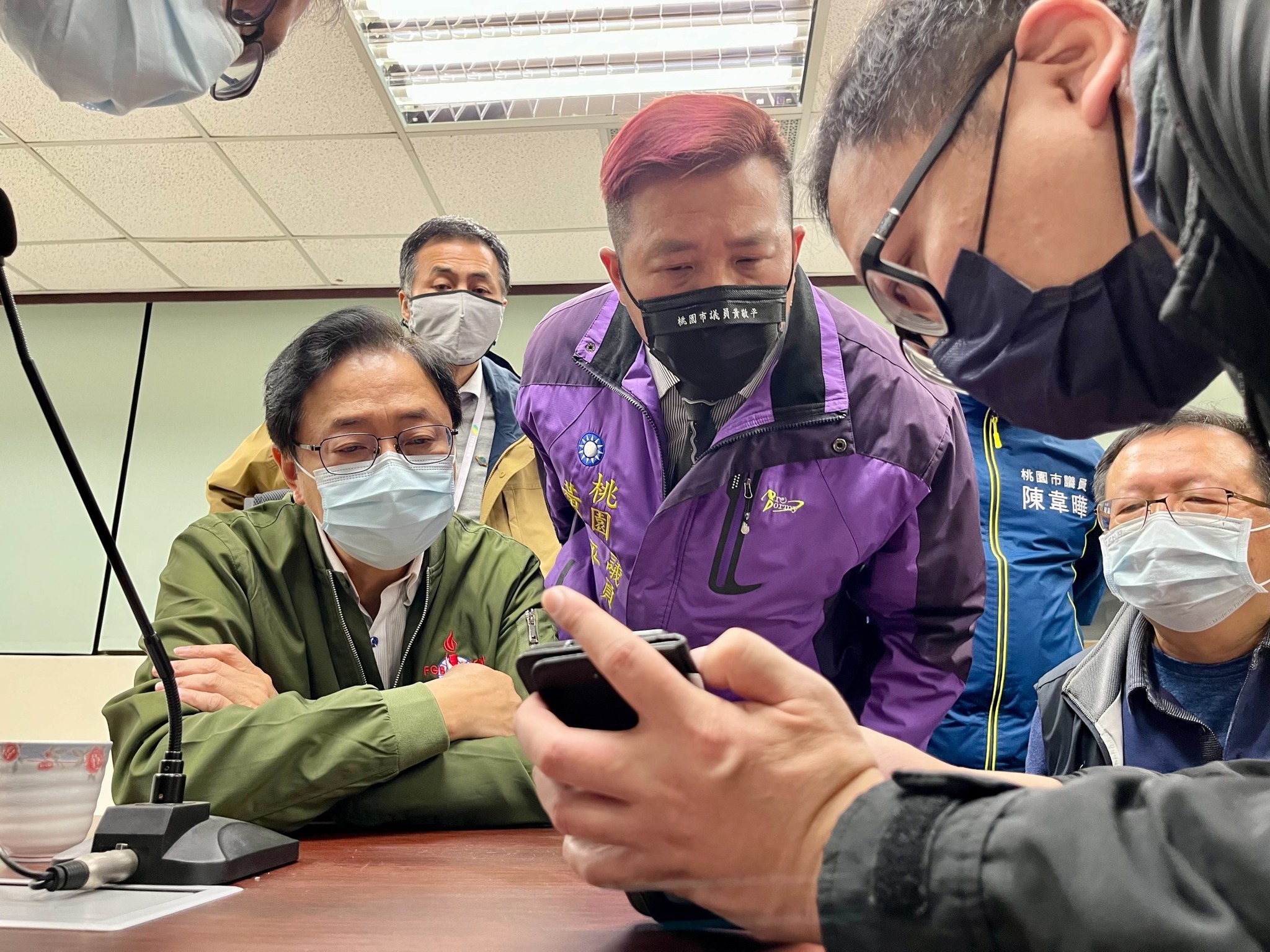 張善政（左）稱停水問題要中央找出原因遭市民痛批卸責，但國民黨市議員黃敬平（中）卻稱讚他是負責任、低調的用心。（翻攝自黃敬平臉書）