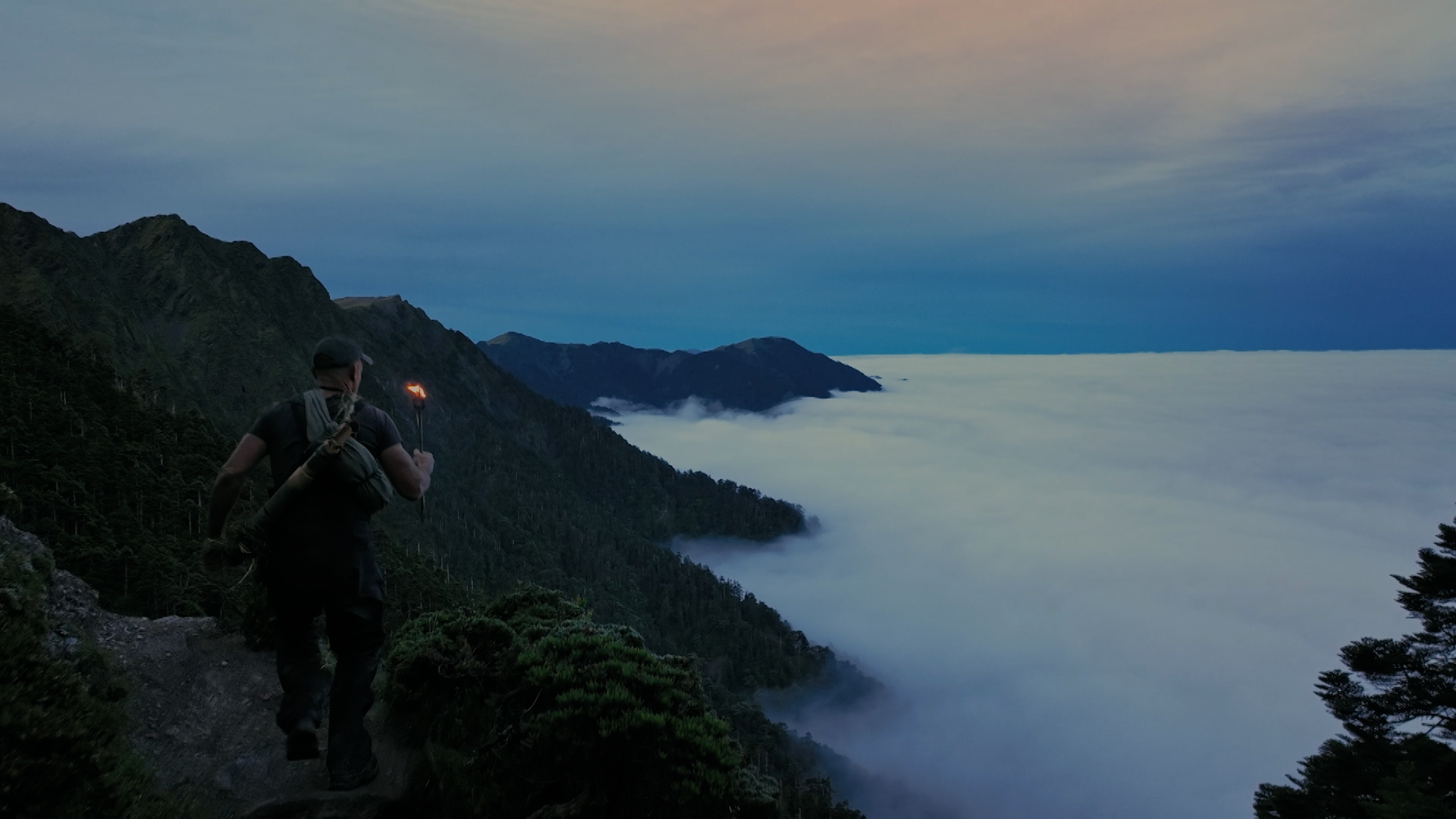 從合歡山上遠眺的美景,堪稱美不勝收,但也充滿危機。(Discovery頻道提供)