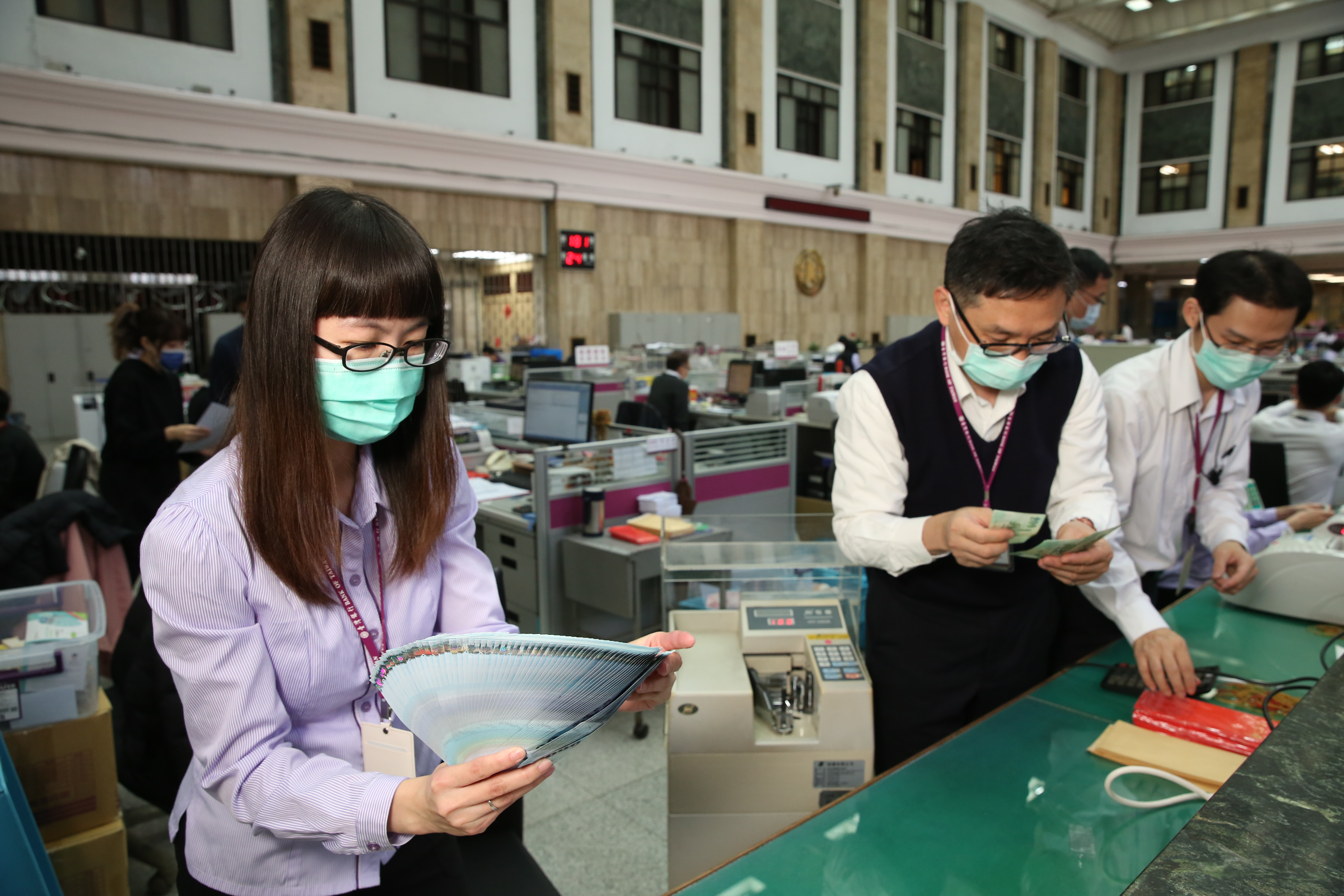 台灣銀行董事長呂桔誠今透露，現在到台銀櫃台及ATM就能領到新鈔。（本刊資料照）