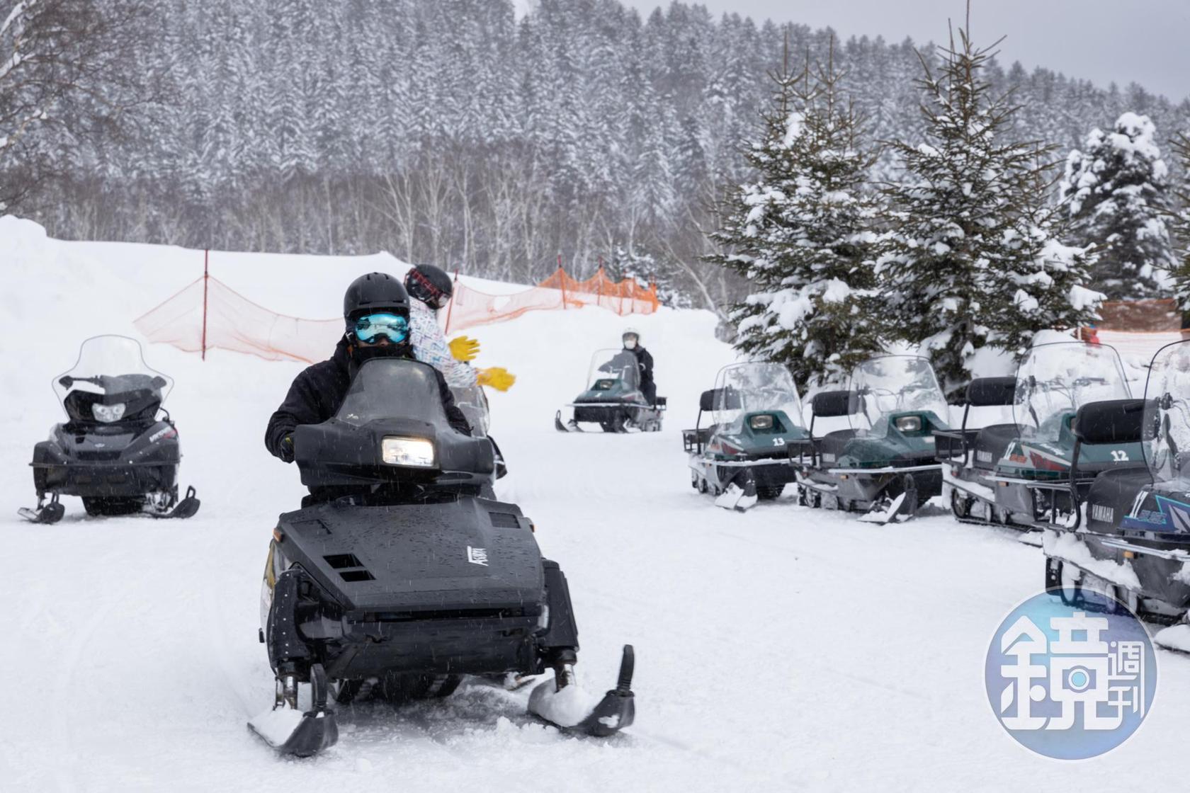 上摩托車意外的好玩,感受可以雪中飆車樂趣。