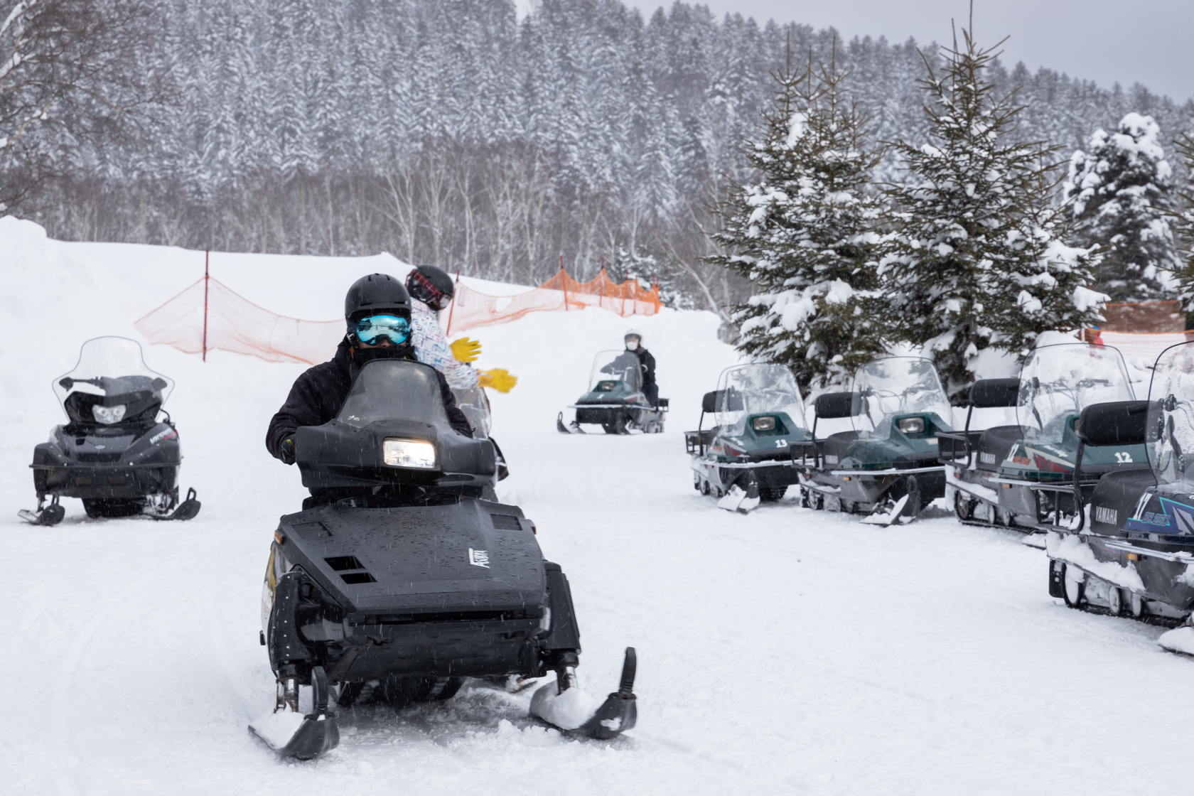 上摩托車意外的好玩，感受可以雪中飆車樂趣。