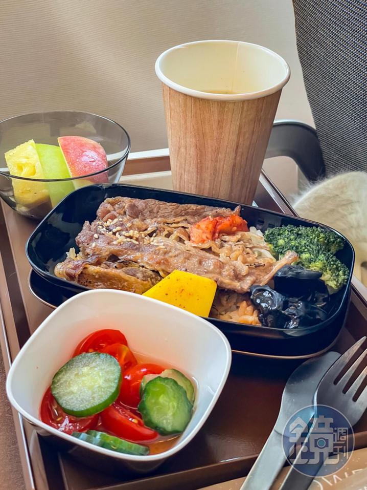 與「胡同燒肉」合作推出的飛機餐,提供給旅客舒適的飛行、好食的美味。