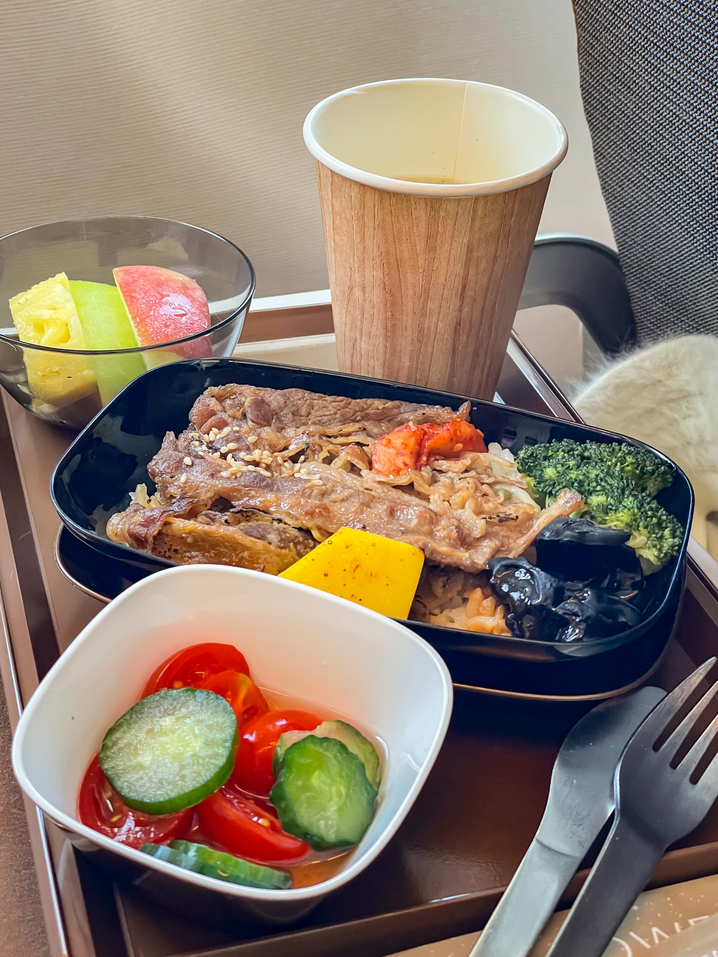 與「胡同燒肉」合作推出的飛機餐，提供給旅客舒適的飛行、好食的美味。