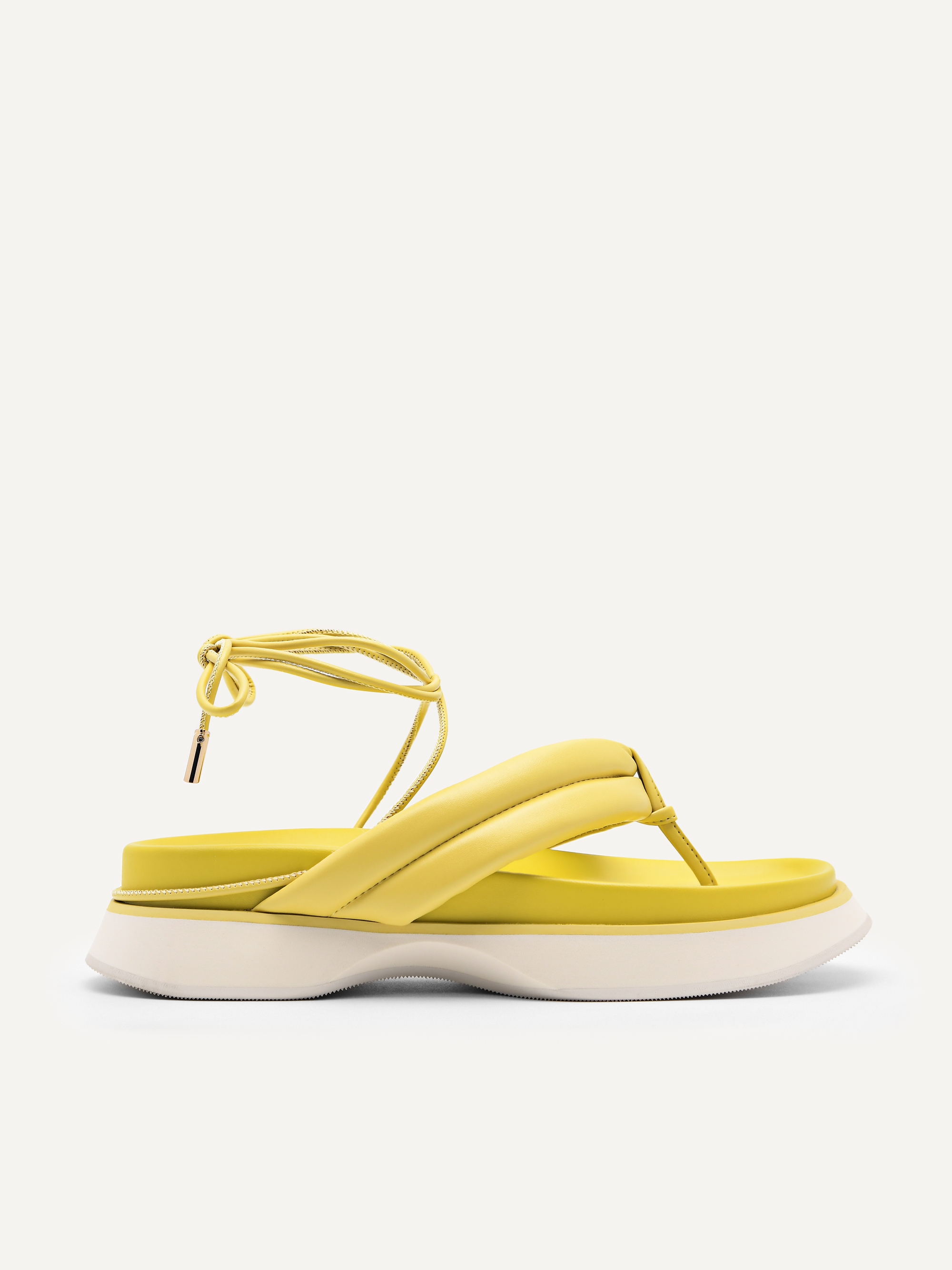 黃色綁帶夾趾涼鞋。NT$2,490（PEDRO提供）