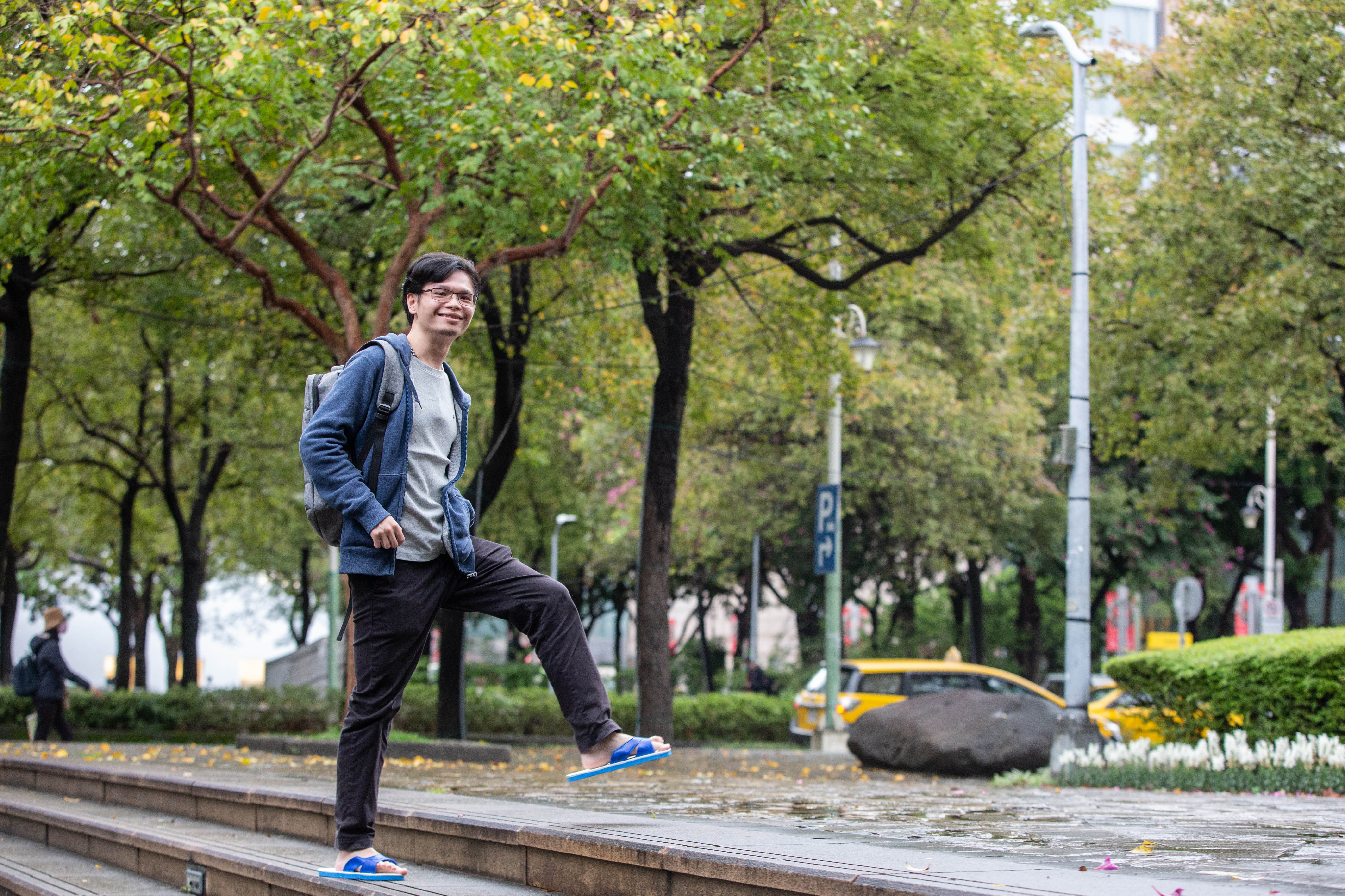 郭靖新畢業後當上營業員，曾目睹客戶重押股市慘賠的案例，深切體悟到停損的重要。