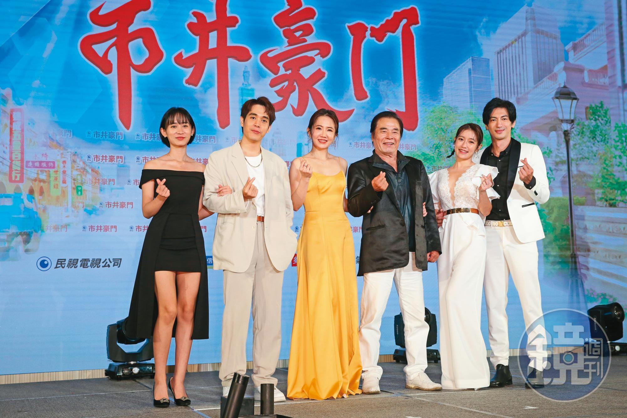 郭亞棠（右二）在八點檔《市井豪門》演出痴情女孩「妞妞」郭怡珍，不過她自認沒法像角色那般痴情。左起為胡恩寧、陳彥嘉、謝忻、雷洪與林琮軒。
