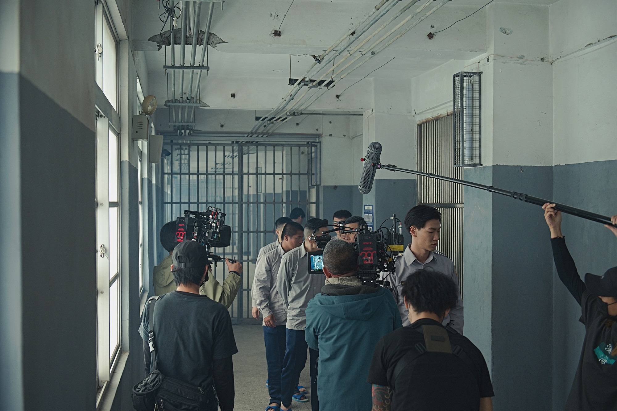 〈生死困局〉單元中的監獄主景位於新北市坪林舊監獄。（Disney+提供）