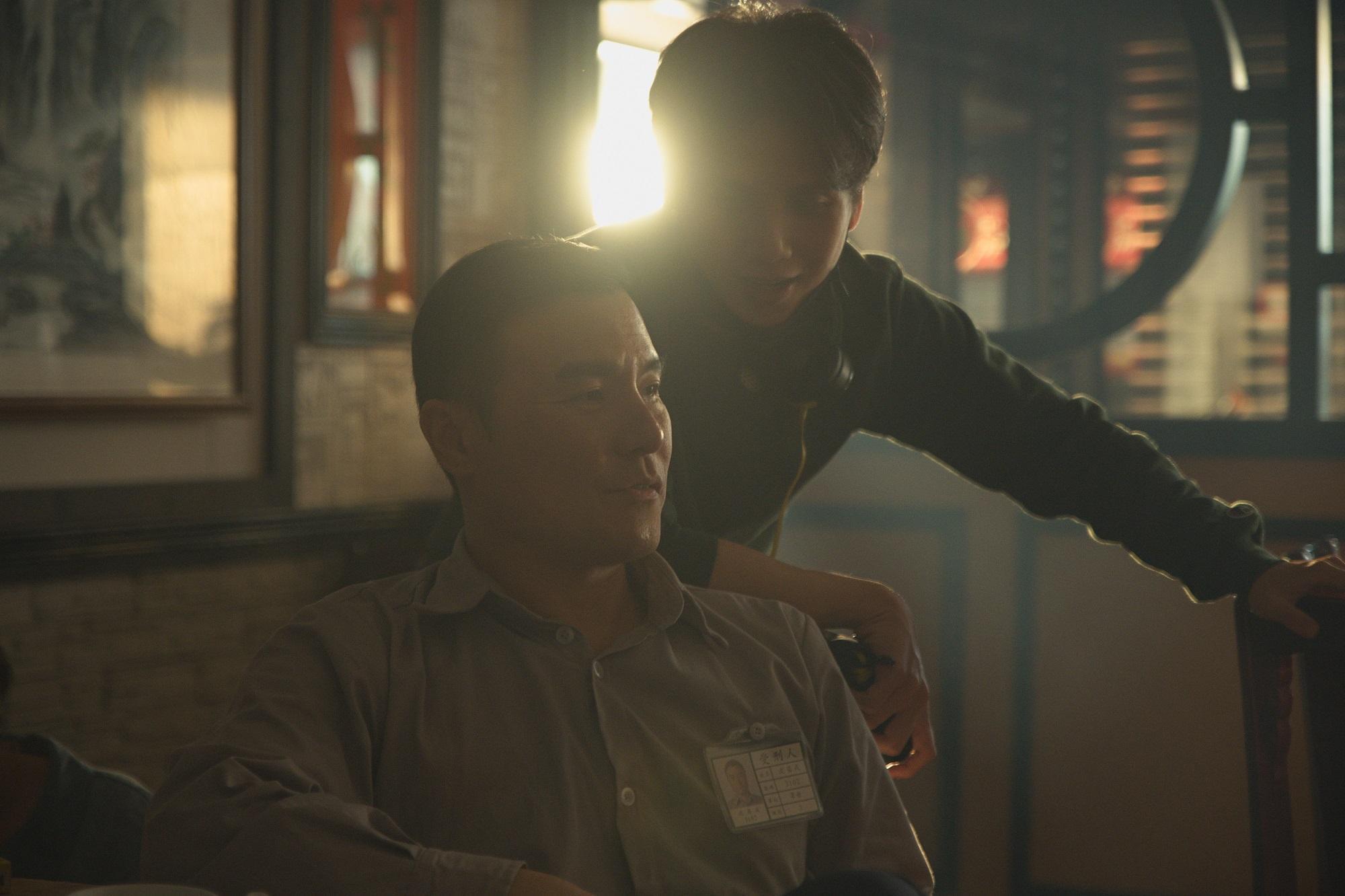 洪子烜(後)與李銘忠(前)繼電影《狂徒》後再度合作《台灣犯罪故事》。(Disney+提供)