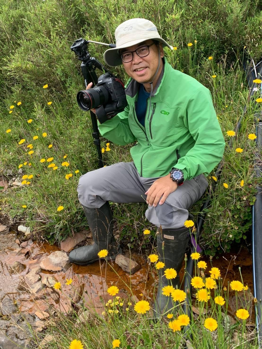 麥覺明導演與團隊連續半年為山椒魚卵串,每週登上3,000公尺高山拍攝,還要用特殊的鏡頭才能捕捉到需要的畫面。(大麥影像傳播工作室)