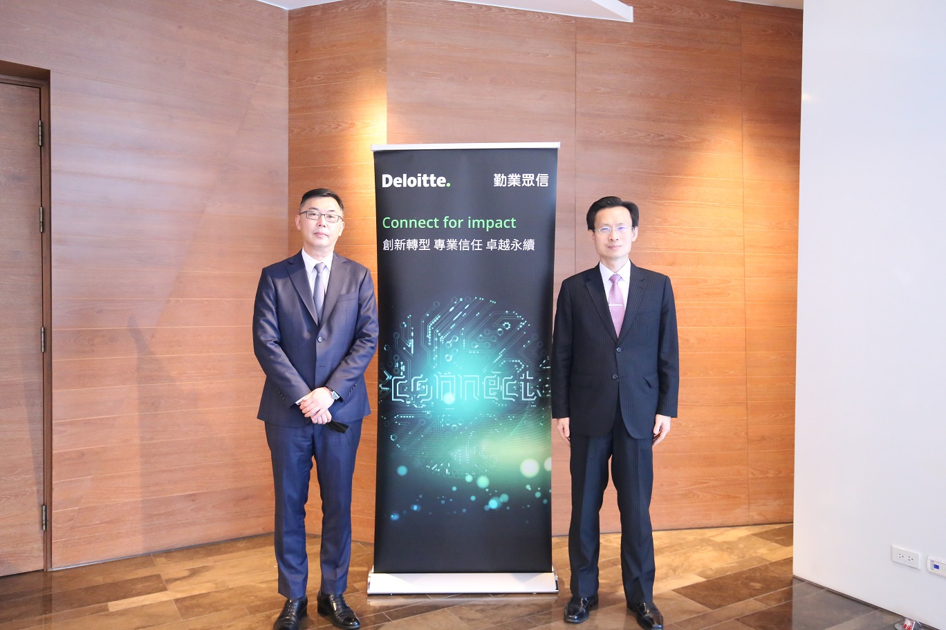 勤業眾信（圖右為總裁柯志賢，圖左為審計服務部營運長李東峰）表示，2023年台灣將持續聚合各界資源與力量，共創共生，資本市場將朝超越50家掛牌目標邁進。（勤業眾信提供）